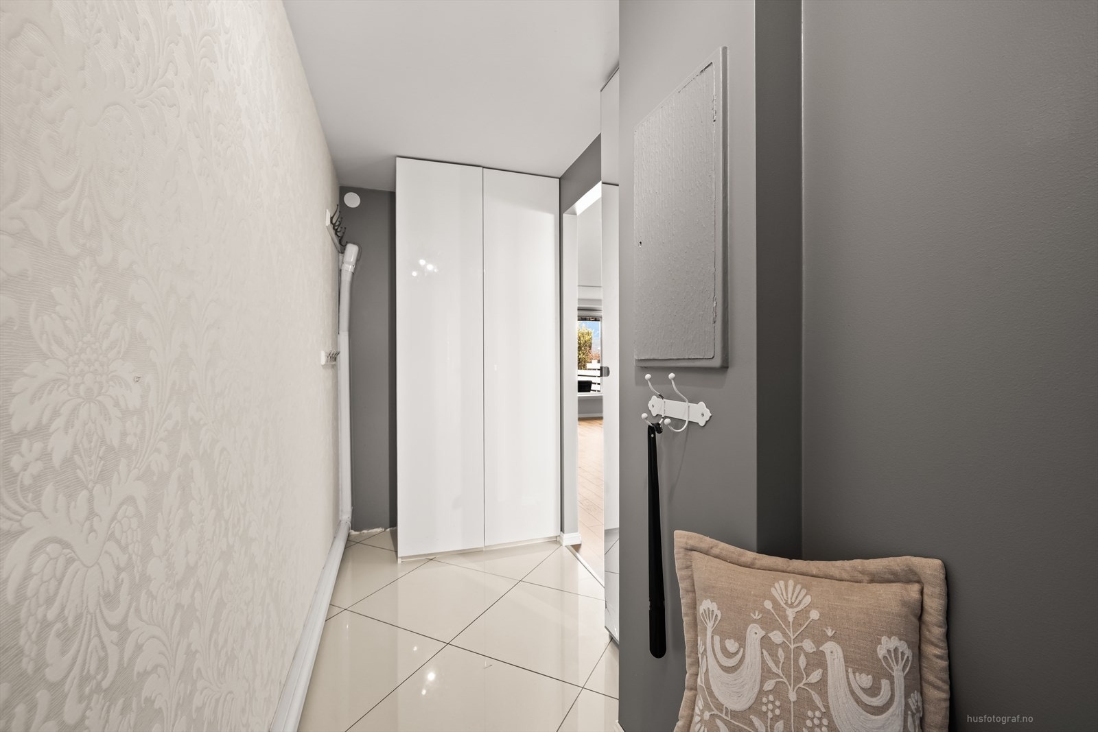 Entré/ gang med garderobe. Galleribilde