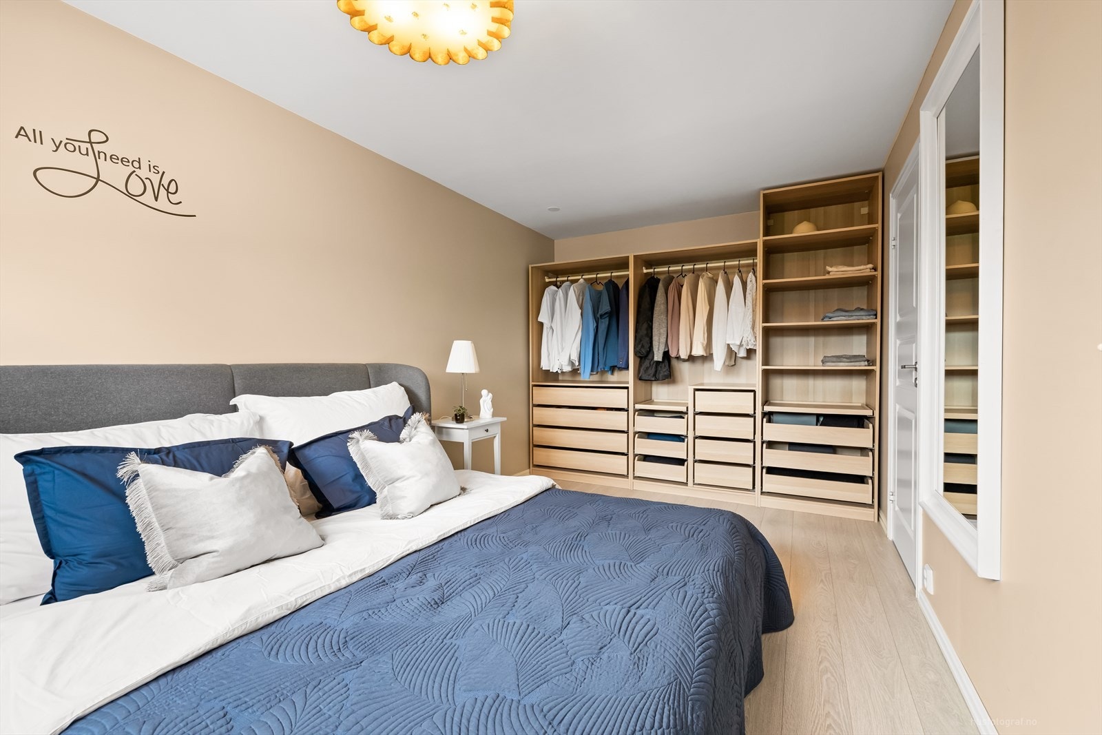 Hovedsoverommet har rikelig med garderobeplass. Galleribilde