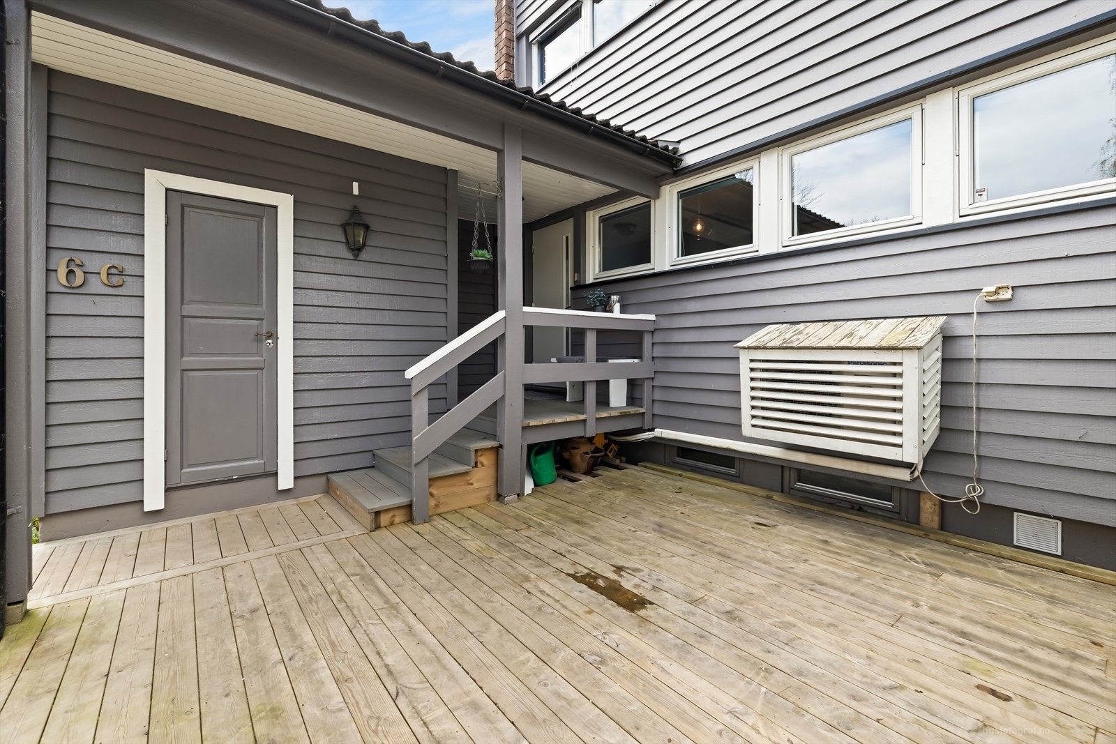 Utvendig har boligen en praktisk sportsbod ved inngangspartiet. Galleribilde