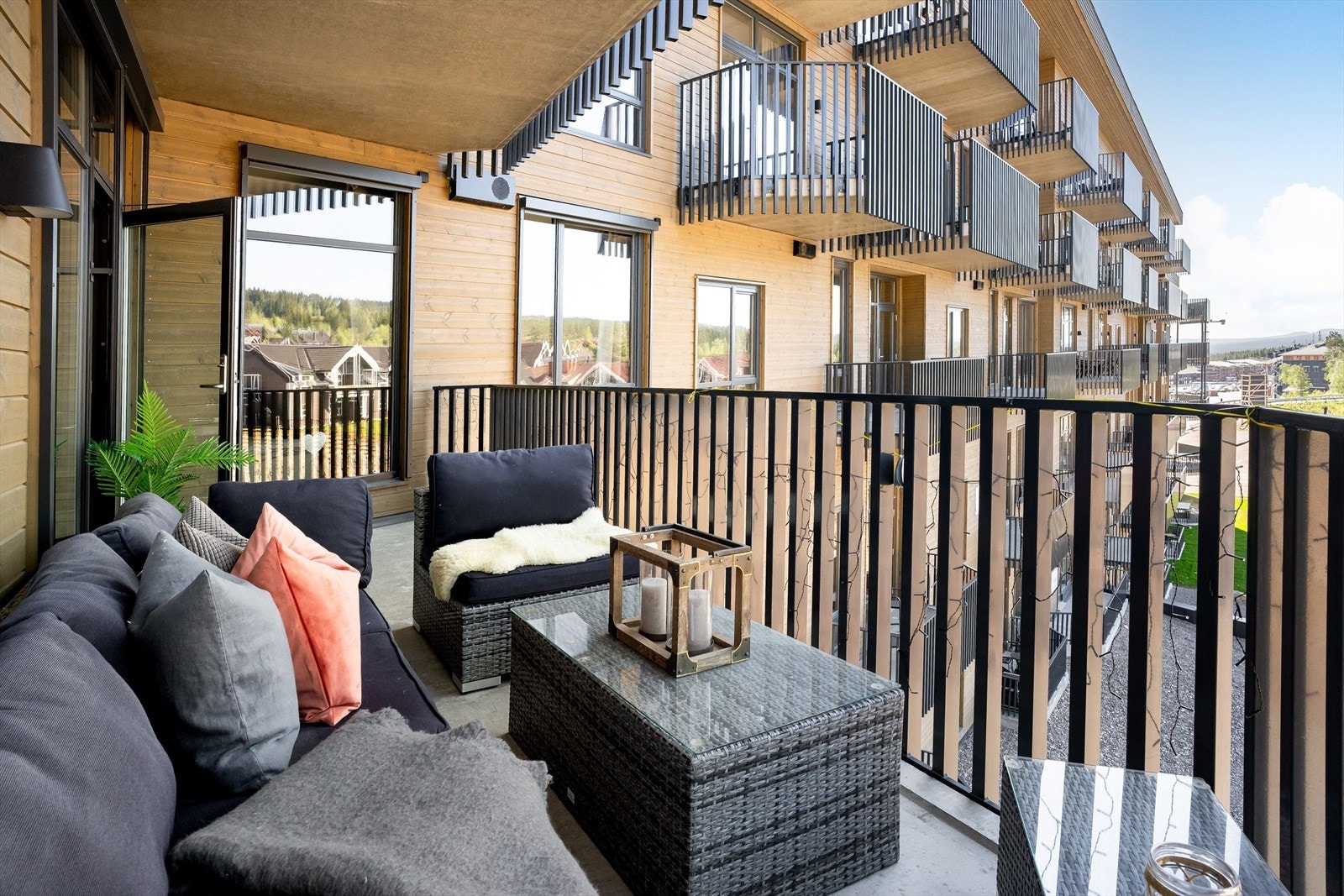 Leiligheten ligger i et nyere og moderne bygg fra 2023 som byr på det aller beste av komfort, funksjonalitet og beliggenhet! Galleribilde