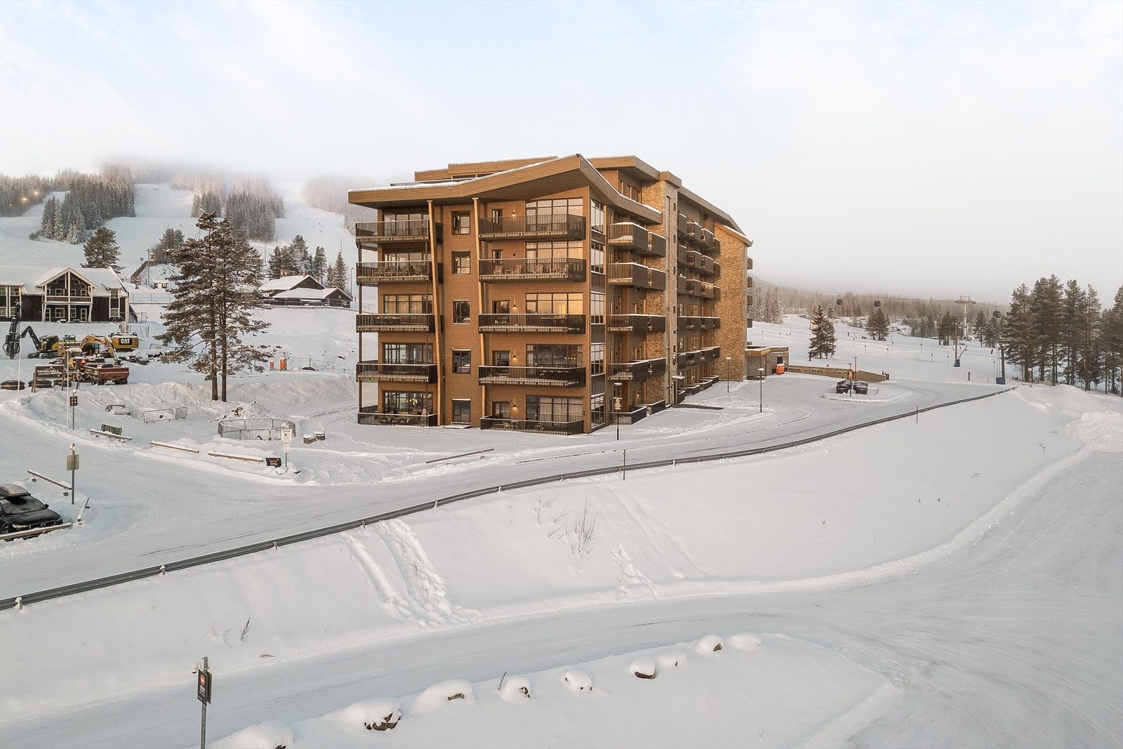 Her befinner du deg i umiddelbar nærhet til Radisson Blu Hotel med basseng, spa og restauranter. Kort vei til Velkomstsenteret, matbutikk og Peppes Pizza. Galleribilde