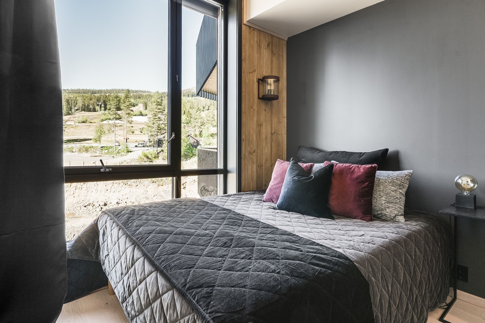 Soverom tre er i dag innredet med dobbeltseng og har flott utsikt fra de store vindusflatene. Galleribilde