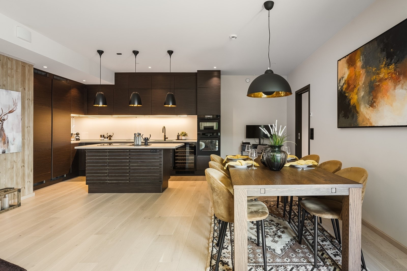 Gode kvaliteter som vannbåren gulvvarme, balansert ventilasjon, 2 garasjeplasser, elbillader og bod. Galleribilde