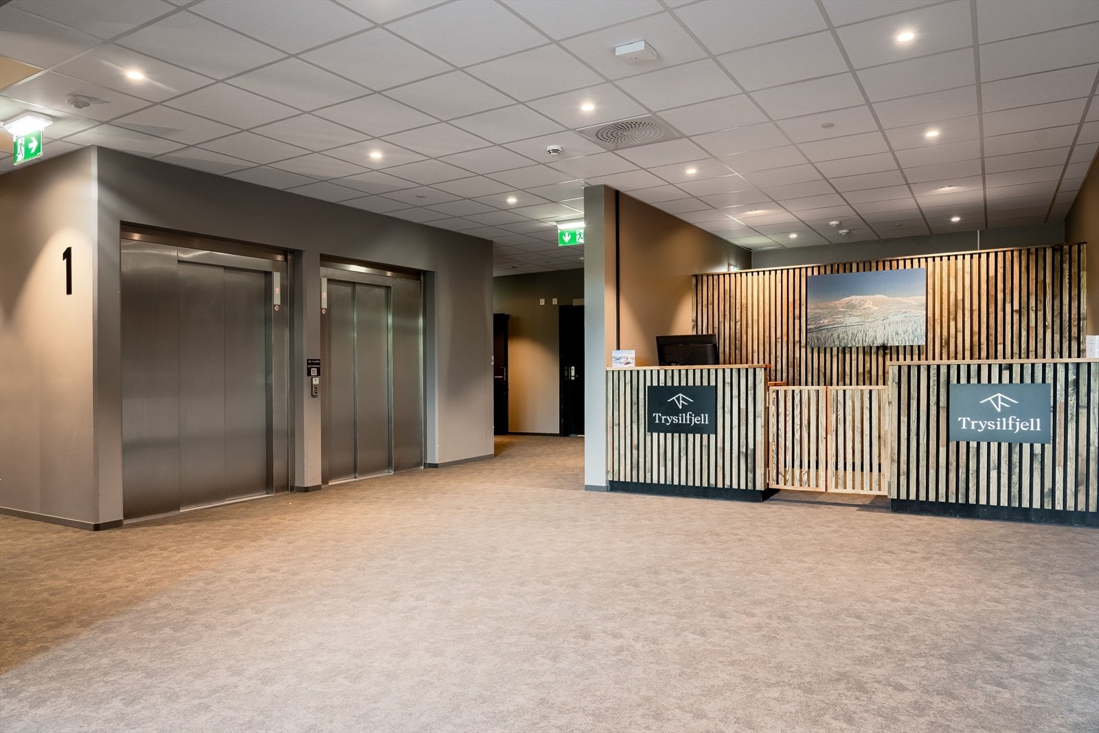 Du tar deg opp til leiligheten i byggets 4.etasje med heis fra garasjeanlegget eller fra resepsjonen i 1.etasje. Galleribilde