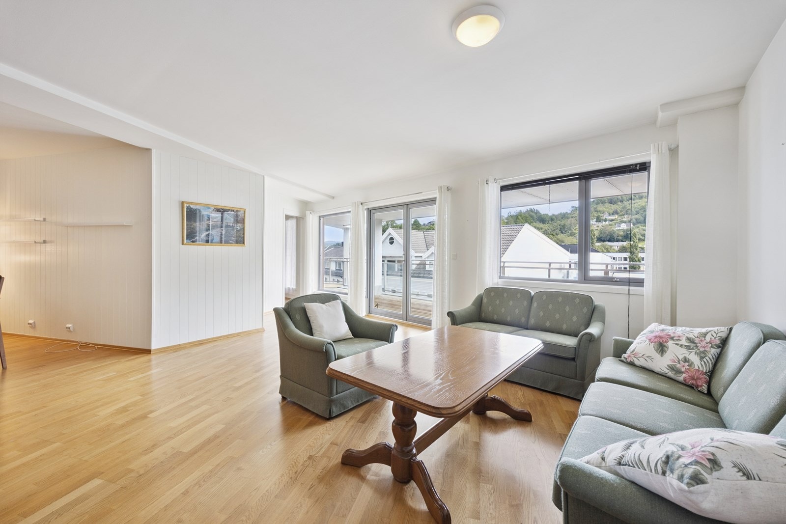 Utgang til en stor terrasse med overbygg. Galleribilde