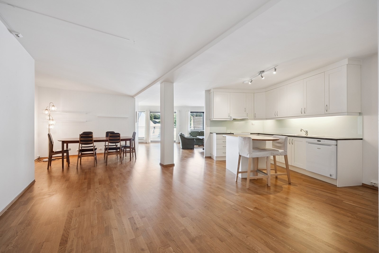 Kjøkkenet har en åpen, men naturlig avgrensning fra stua. Galleribilde