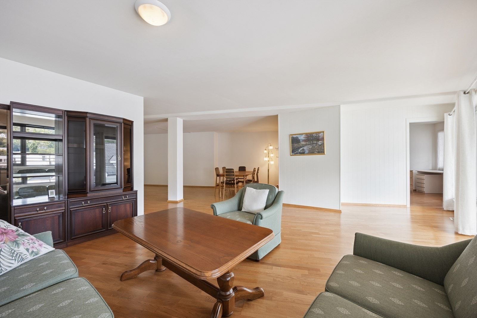 Store vindusflater i stua gir godt med lys inn. Galleribilde