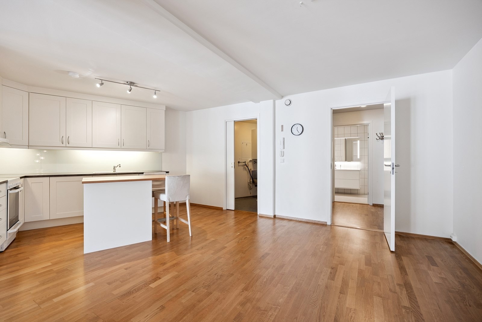 Ved kjøkkenet er det god plass til spisebord. Adkomst til teknisk rom med toalett. Galleribilde