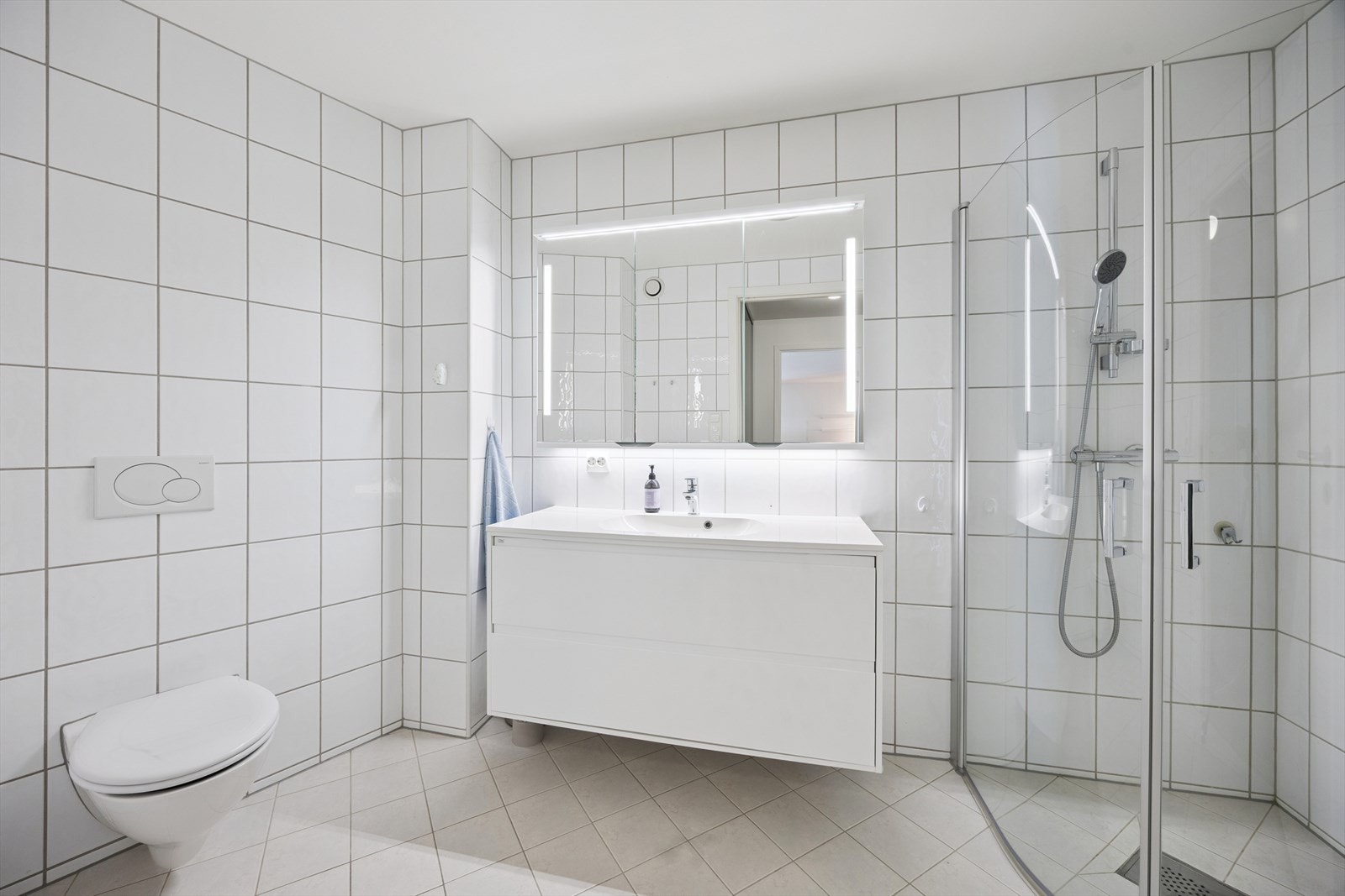 Tidløst innredet bad. Galleribilde