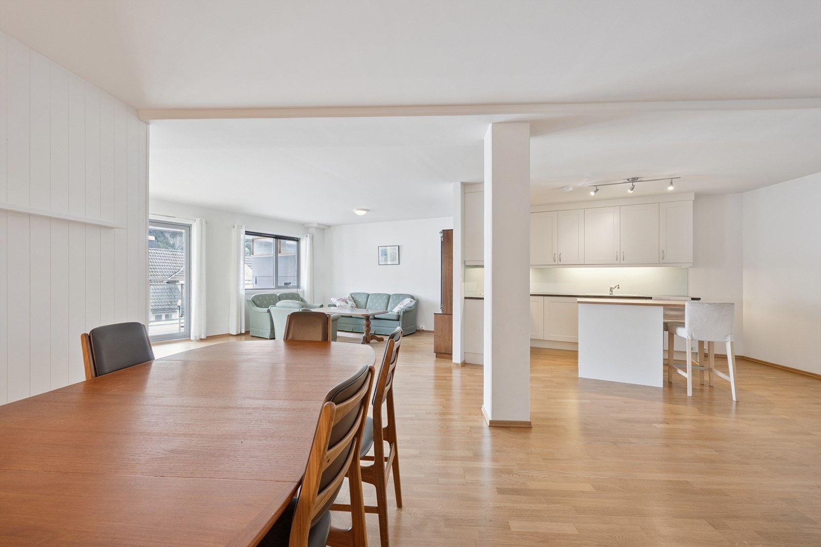 Stuens utforming gir rom for møblering i soner. Galleribilde