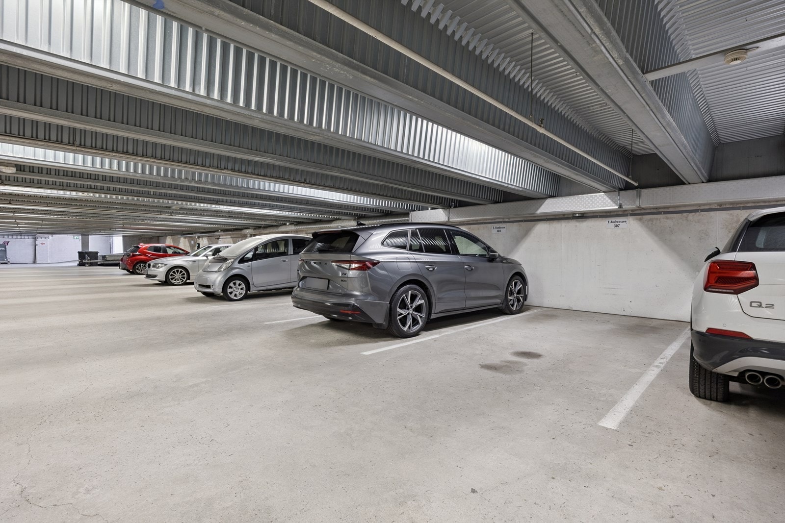 Garasjeplass i kjelleren. Galleribilde