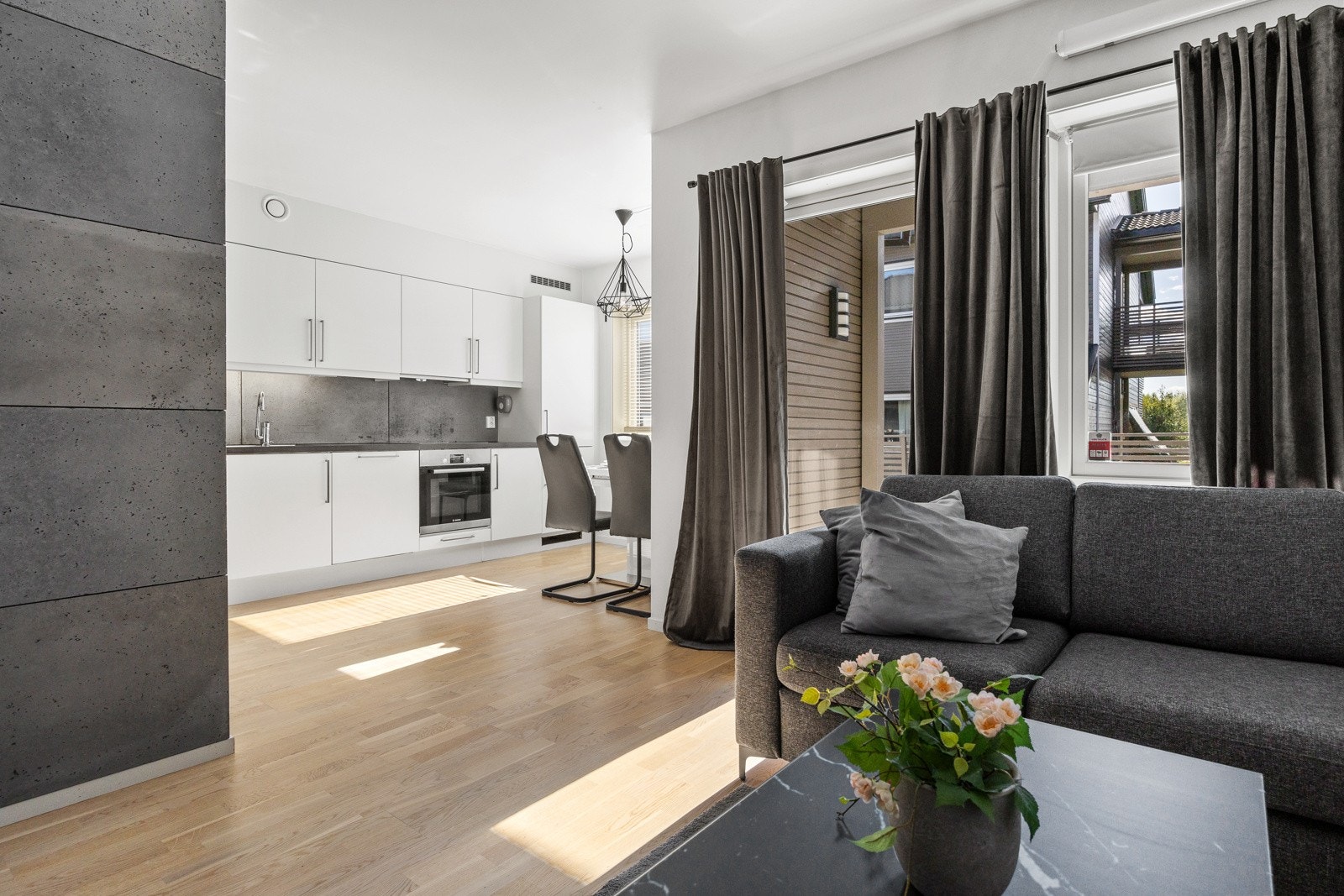 Stilren 3-roms selveierleilighet med gjennomgående god standard og moderne designvalg Galleribilde