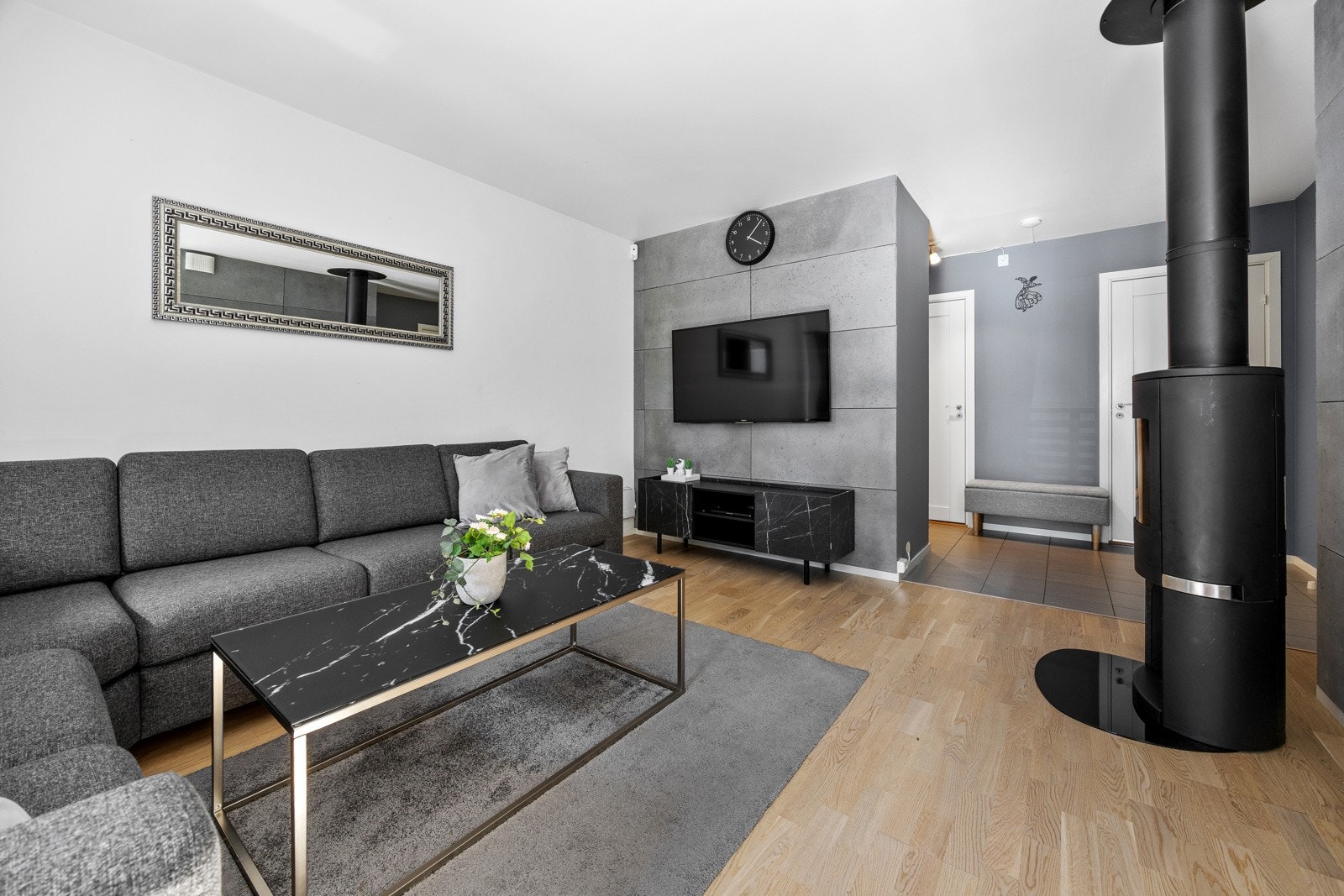 Tv-signaler og internett leveres per i dag fra Telia med en hastighet på 50Mbps og en mnd. kostnad på kr 814,-. Ny kjøper må tegne eget ønsket abonnement fra overtagelsen. Galleribilde