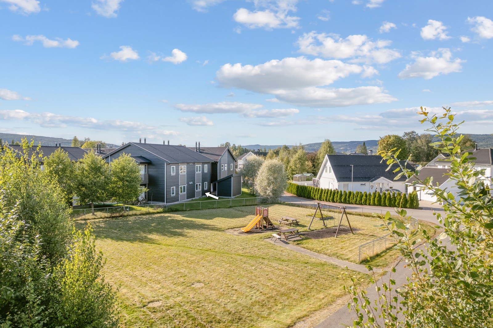 Leiligheten har en god intern beliggenhet og grenser i bakkant mot flott friområde avsatt til lekeplass. Galleribilde