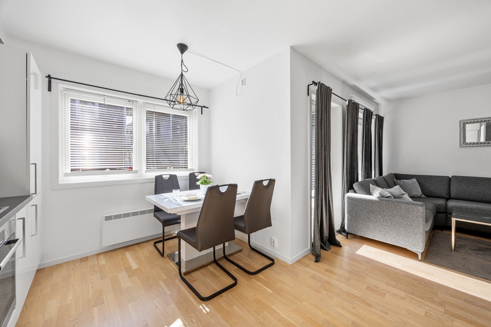 God plass til koselig spisebord i forkant av kjøkkenet. Flott lys fra store vindusflater. Det er montert persienner foran vinduene som skjermer godt for sjenerende innsyn. Galleribilde