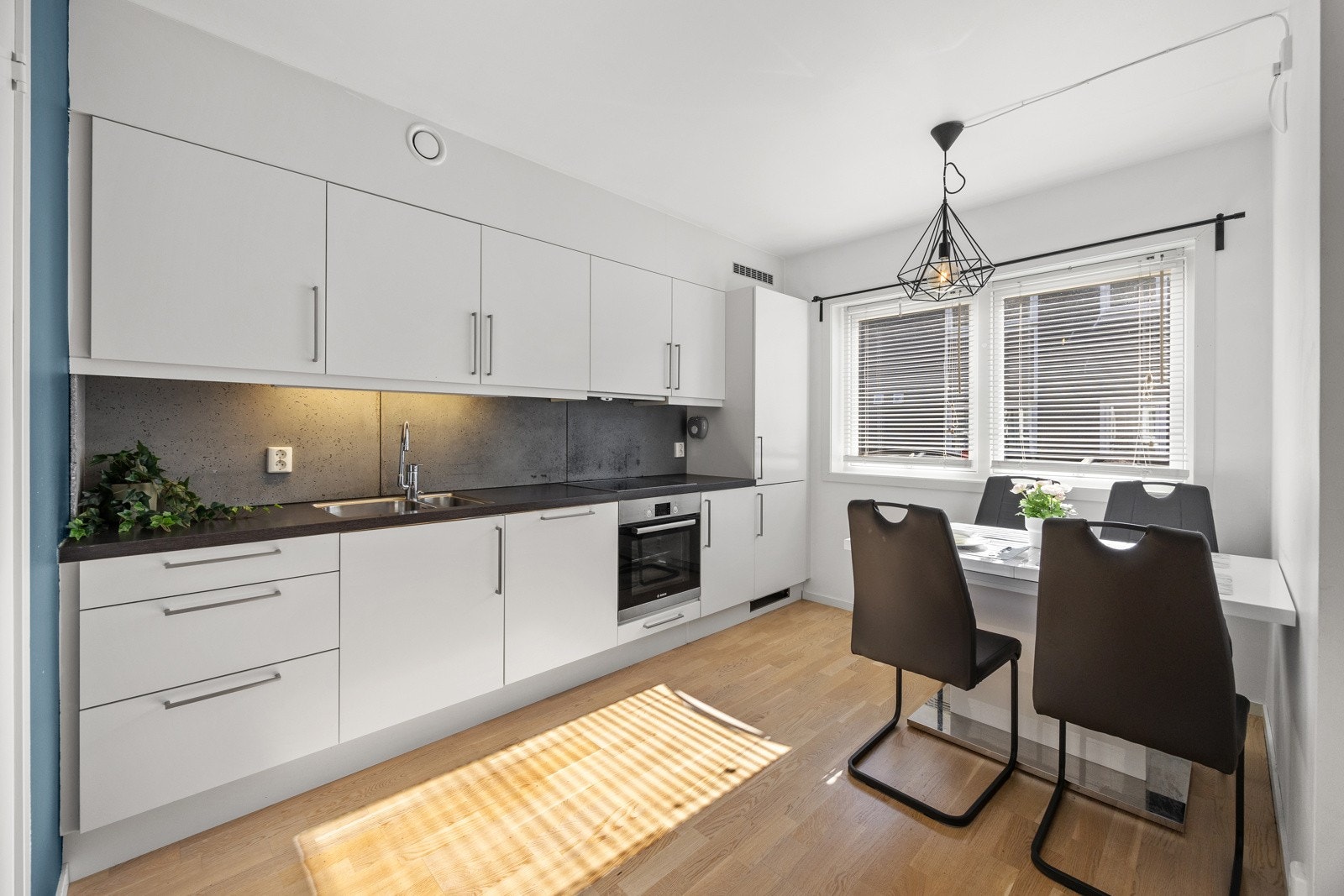 Av hvitevarer medfølger integrert stekeovn, platetopp, oppvaskmaskin, samt kombinert kjøle-/ og fryseskap. Komfyrvakt er montert over kokesonen. Galleribilde