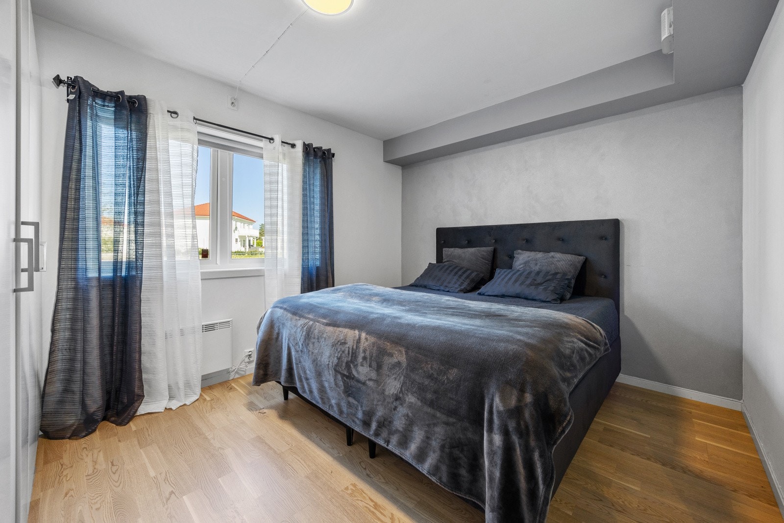 Leiligheten har to meget tiltalende soverom, begge av samme gode kvalitet og standard som resten av leiligheten. Hovedsoverommet har lysmalte veggflater, trestasvs parkett på gulv og store vindusflater som slipper inn godt med lys. Galleribilde