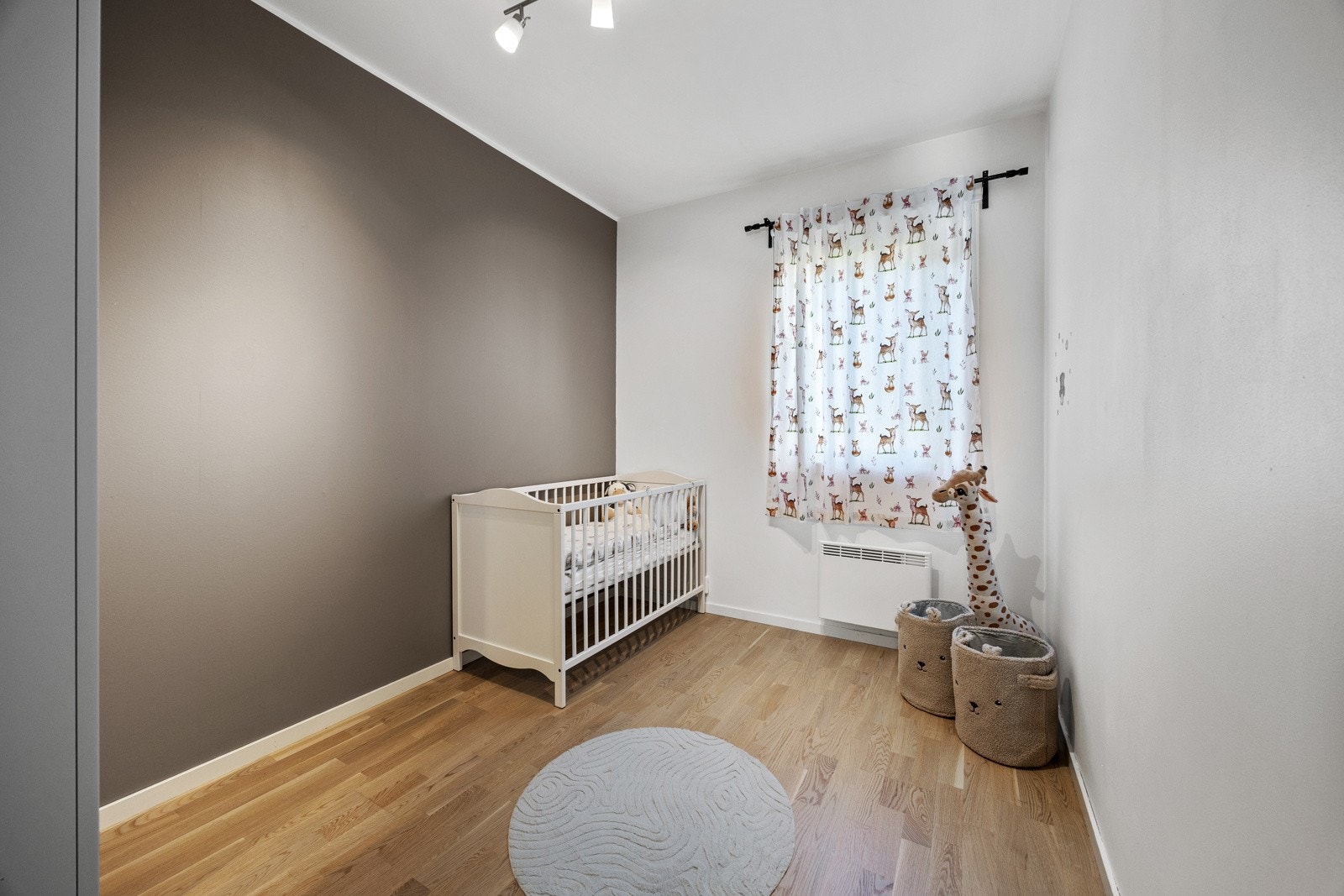 Soverom 2 fremstår som et koselig soverom med lysmalte overflater og parkett på gulv. Galleribilde