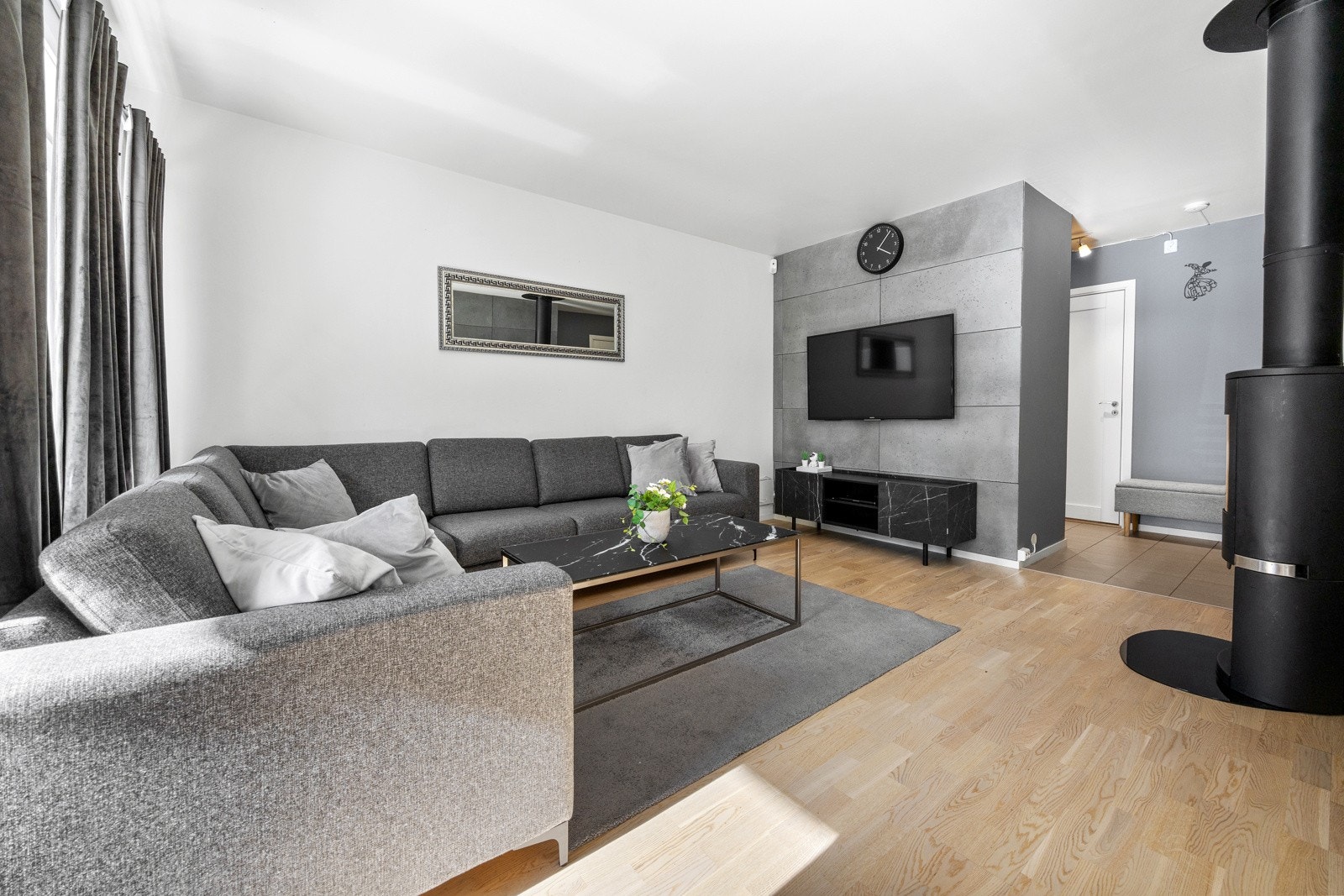 I stuen er det god plass til sofaløsning med tilhørende møblement. Galleribilde