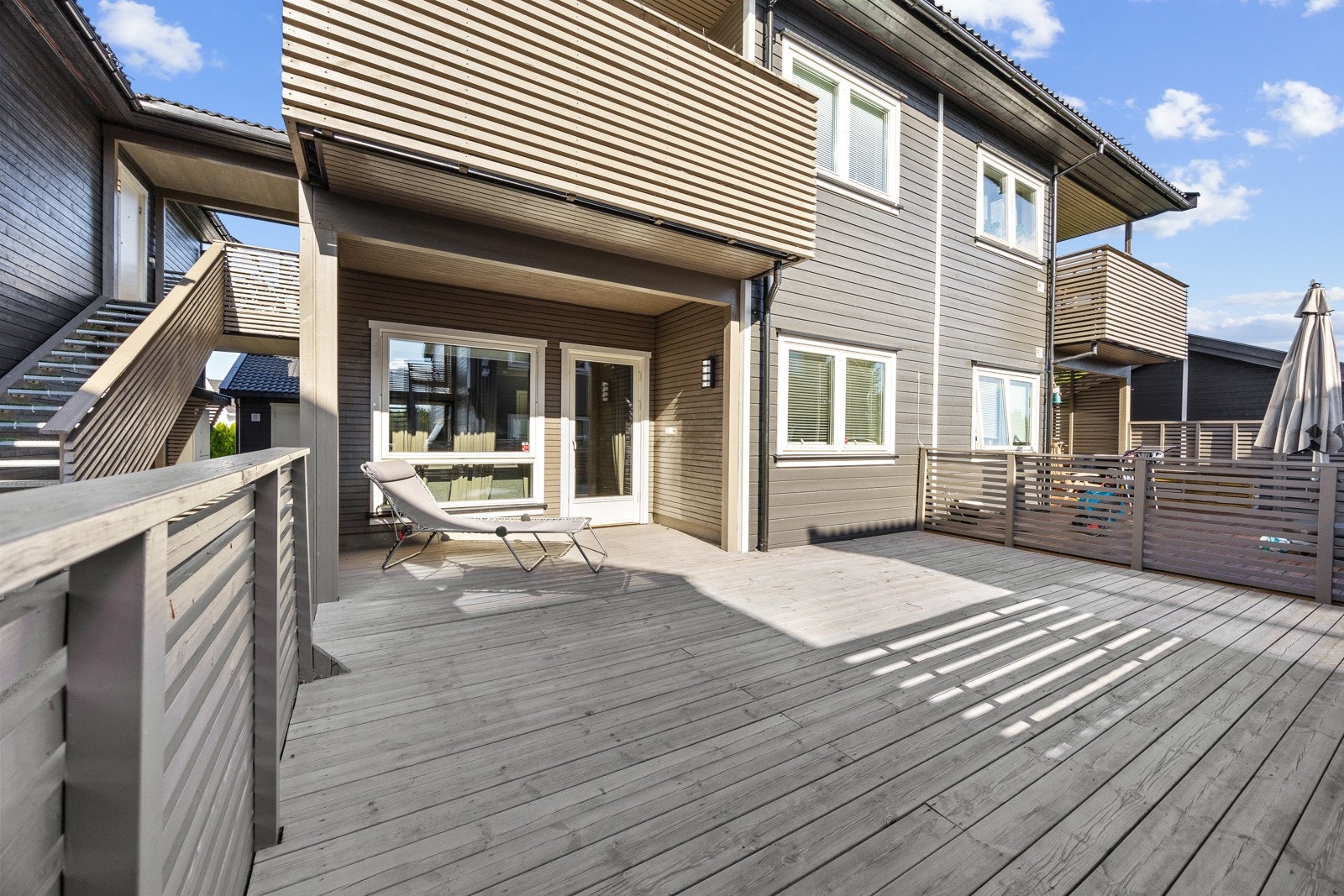 Leiligheten har et eksklusivt uteareal på totalt 49 kvm, bestående av en pent opparbeidet plen på baksiden og en solrik, sydvendt markterrasse på hele 30 kvm! Galleribilde