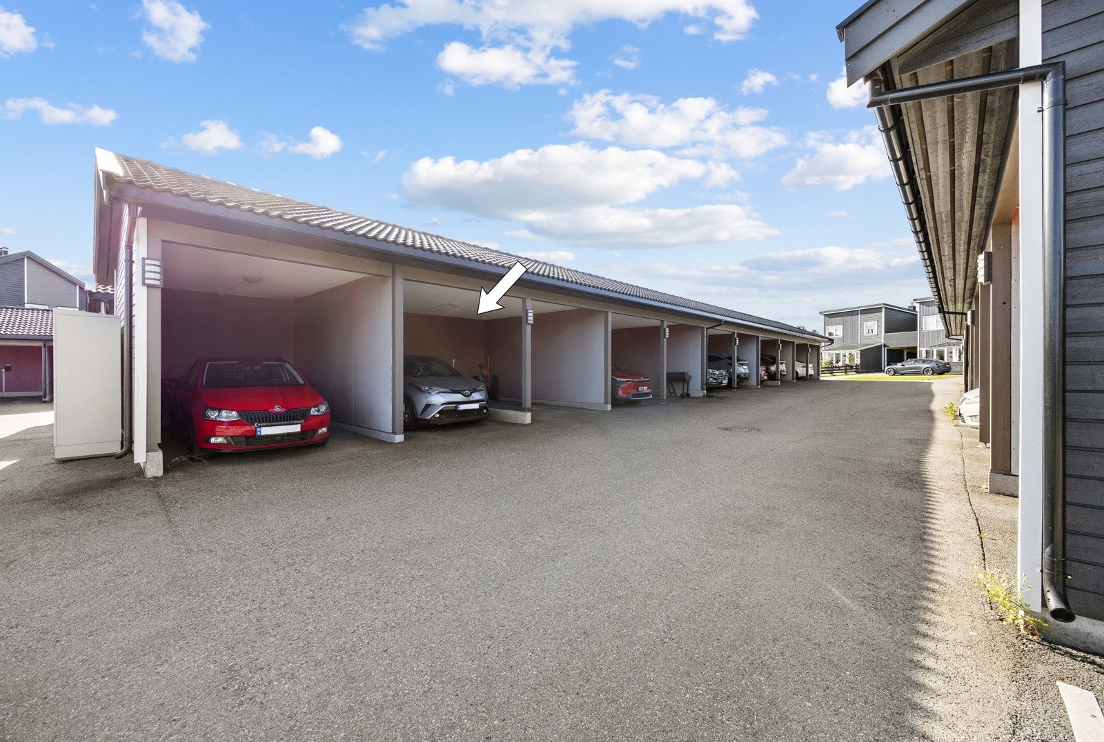 Leiligheten har en fast parkeringsplass i felles carportanlegg på sameiets fellesareal. Det er etablert gjesteparkering på fellestomten. Galleribilde