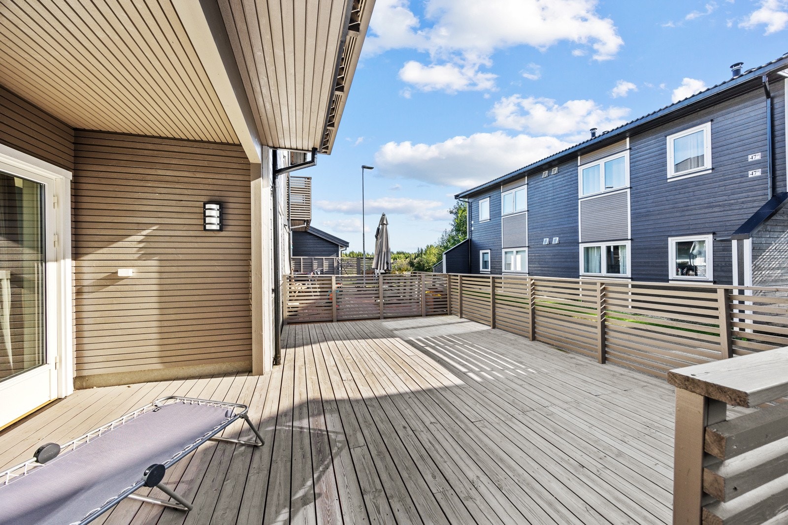 På terrassen er det god plass til sittegruppe, grill, solsenger og øvrig møblement etter ønske. Galleribilde