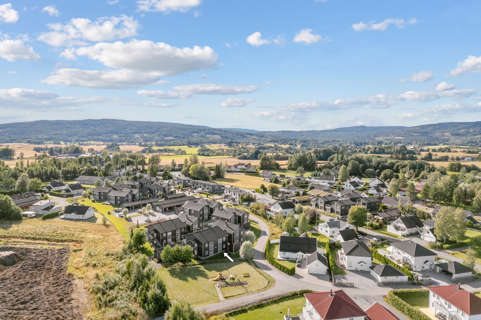 Her bor du i et rolig og barnevennlig nabolag med umiddelbar nærhet til marka og flotte tur- og skimuligheter. Galleribilde