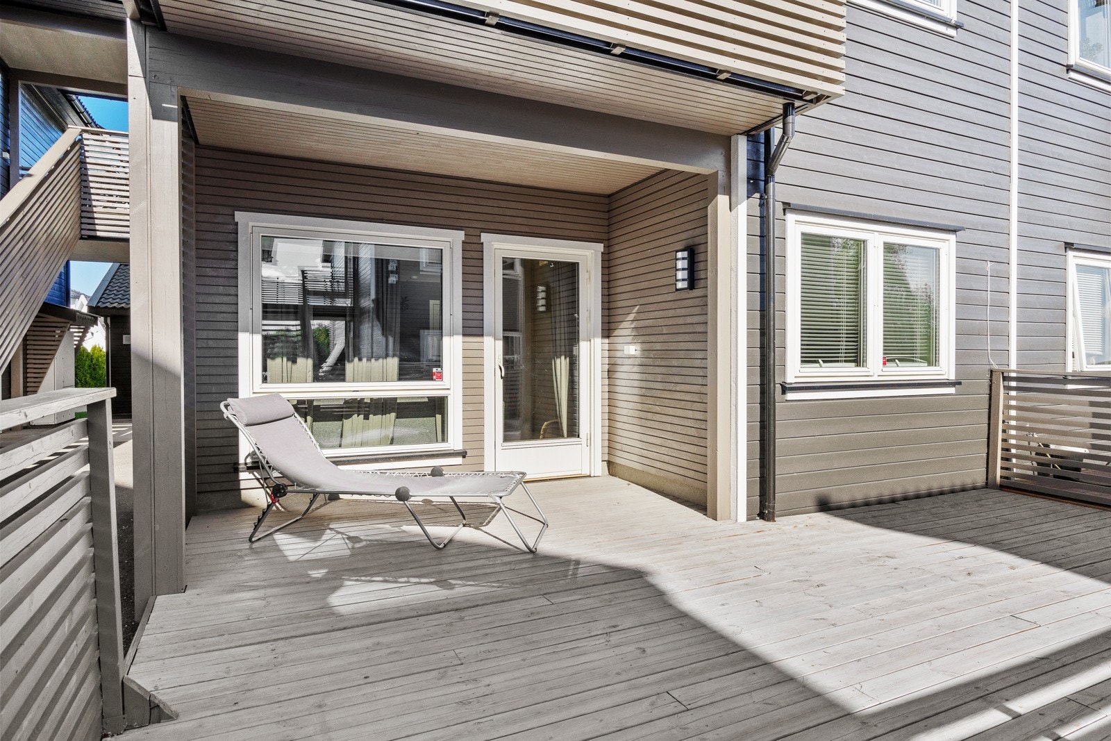 Fra stuen er det utgang til en stor sydvendt markterrasse på hele 30 kvm, hvor man kan nyte gode solforhold gjennom store deler av dagen på sommerstid. Dekket er belagt med terrassebord og rekkverk i trekonstruksjon. Galleribilde