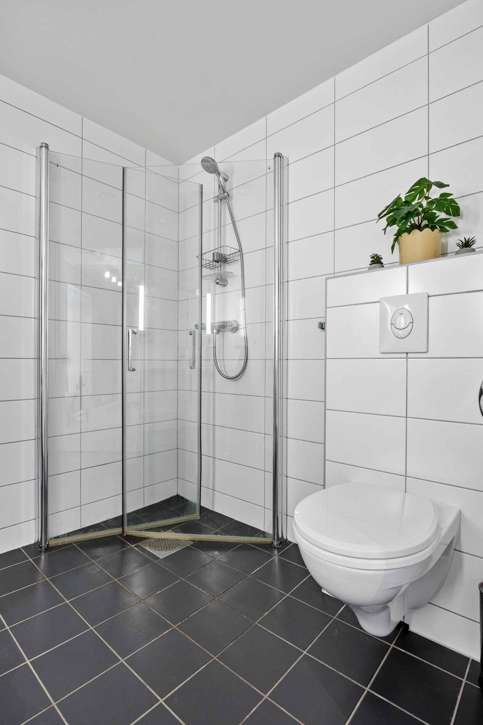 Separat dusjsone med hånddusj og innfellbare dusjvegger i glass. FDV-dokumentasjon for bad foreligger. Galleribilde