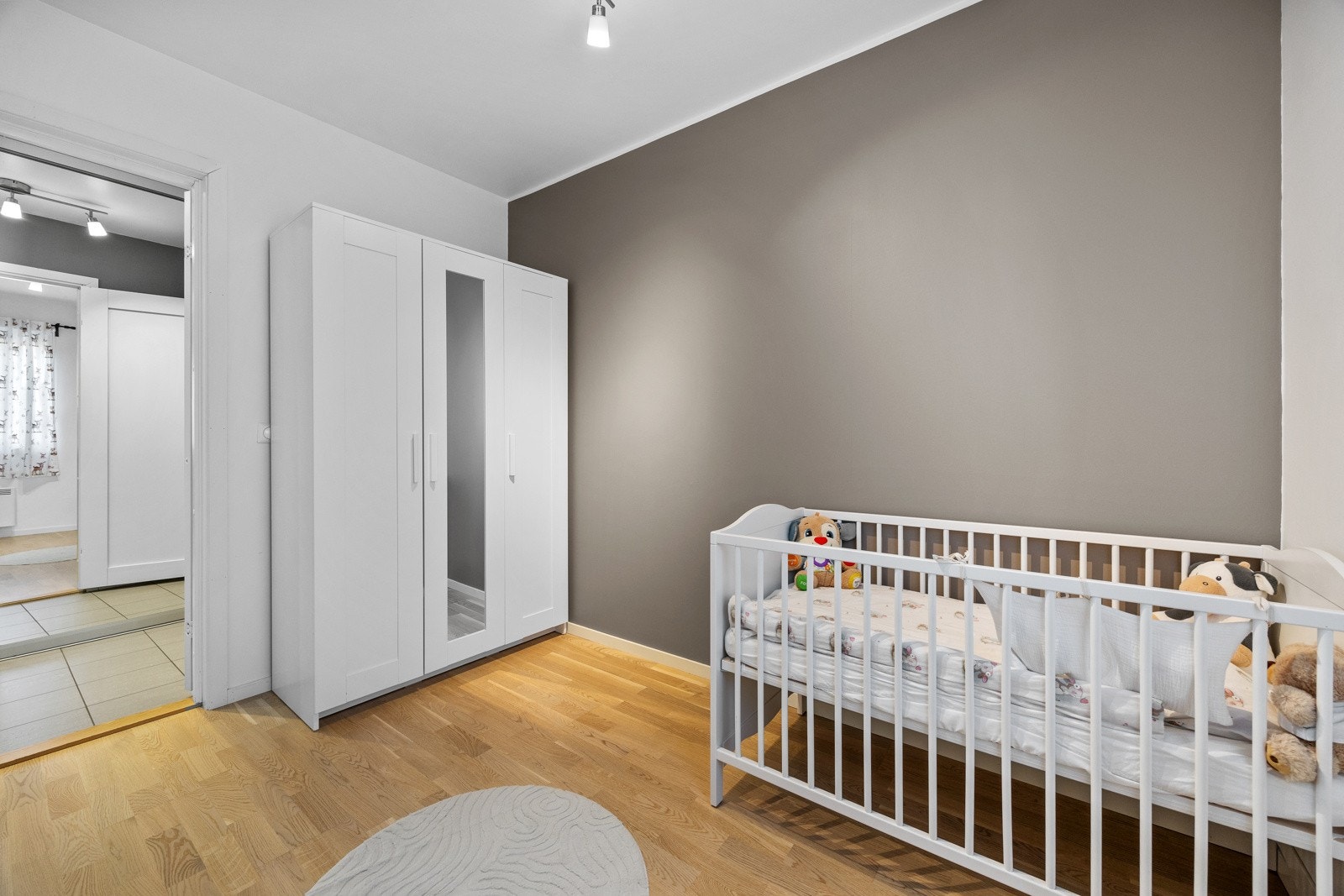 Soverom 2. Selger opplyser at garderobeskapet ikke medfølger boligen ved salget. Galleribilde