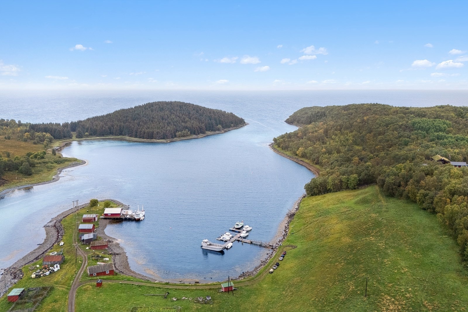 Øya har egen båtforening som drifter båtplassene. Galleribilde