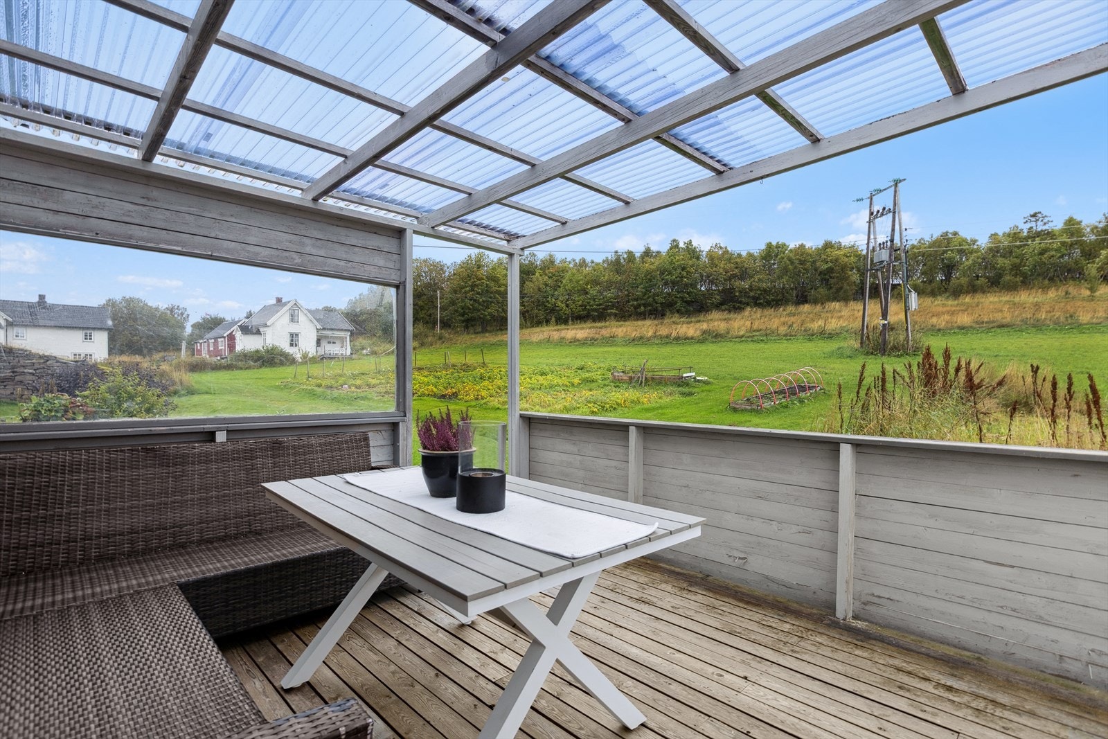 Direkte fra stuen er boligens romslige veranda med pergola. Galleribilde
