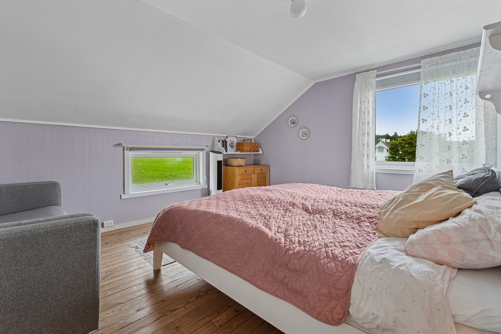 Dette er boligens godkjente soverom. Her er det god plass til dobbeltseng og tilhørende møblement. Galleribilde