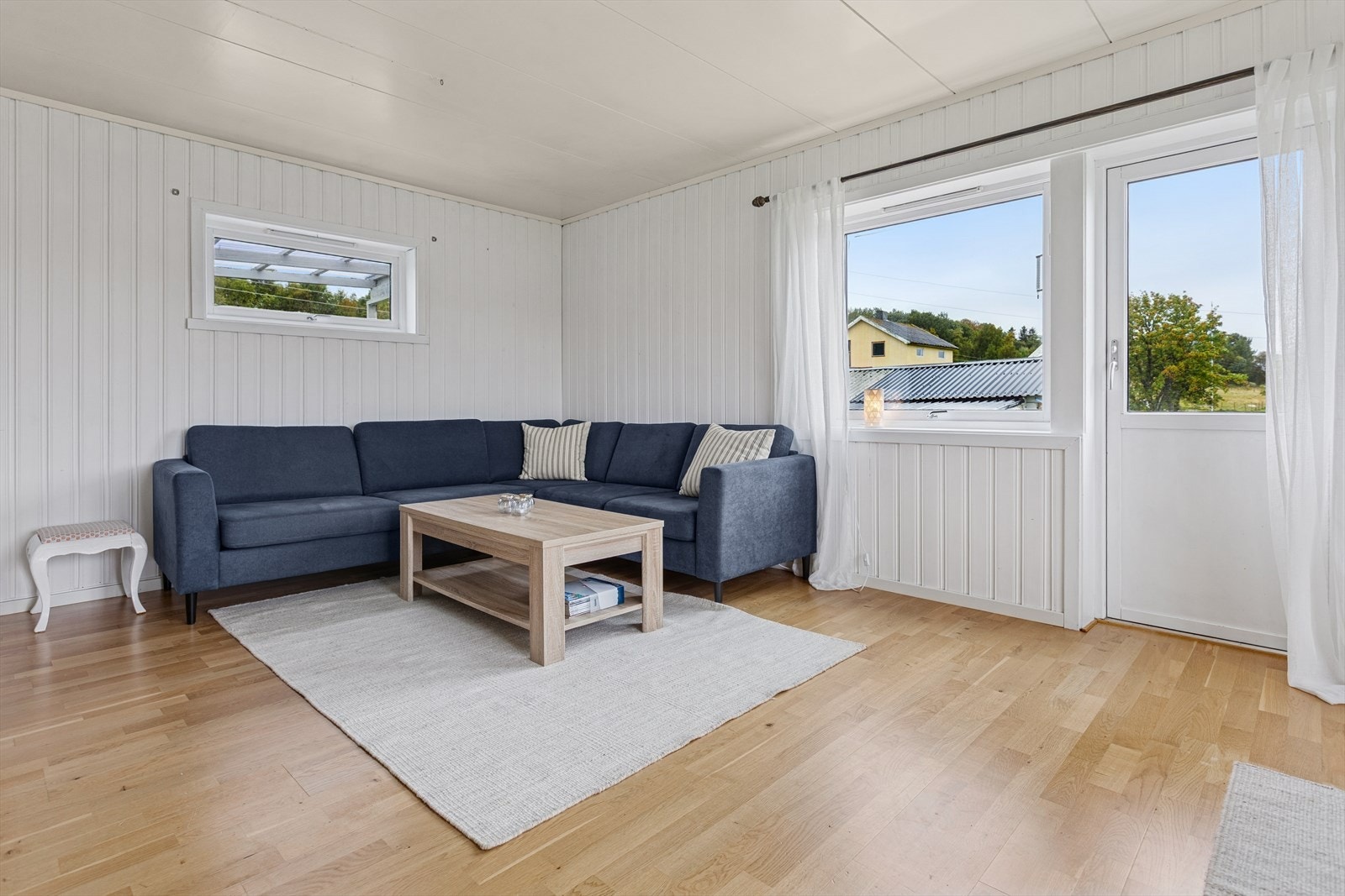 Boligen varmes opp med elektrisitet og vedfyring, hvor sistnevnte bidrar til en behagelig og økonomisk oppvarming. Galleribilde