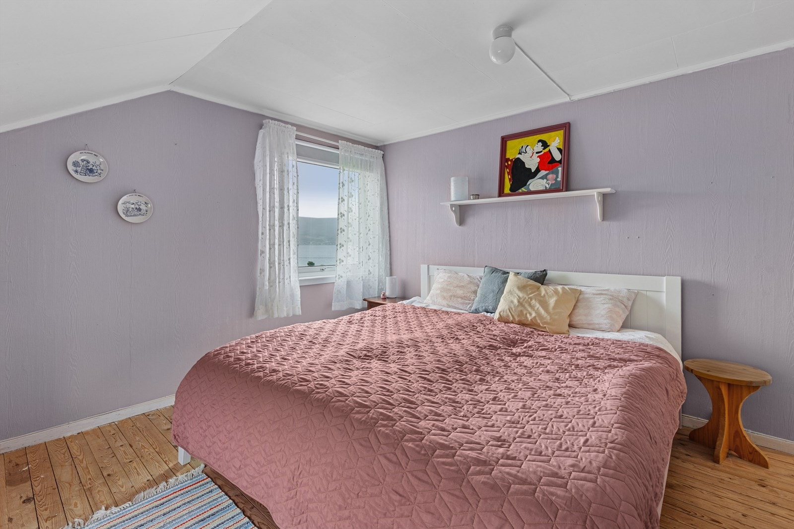 Boligen har ett godkjent soverom, samt to innredede rom som i dag benyttes som soverom. Galleribilde