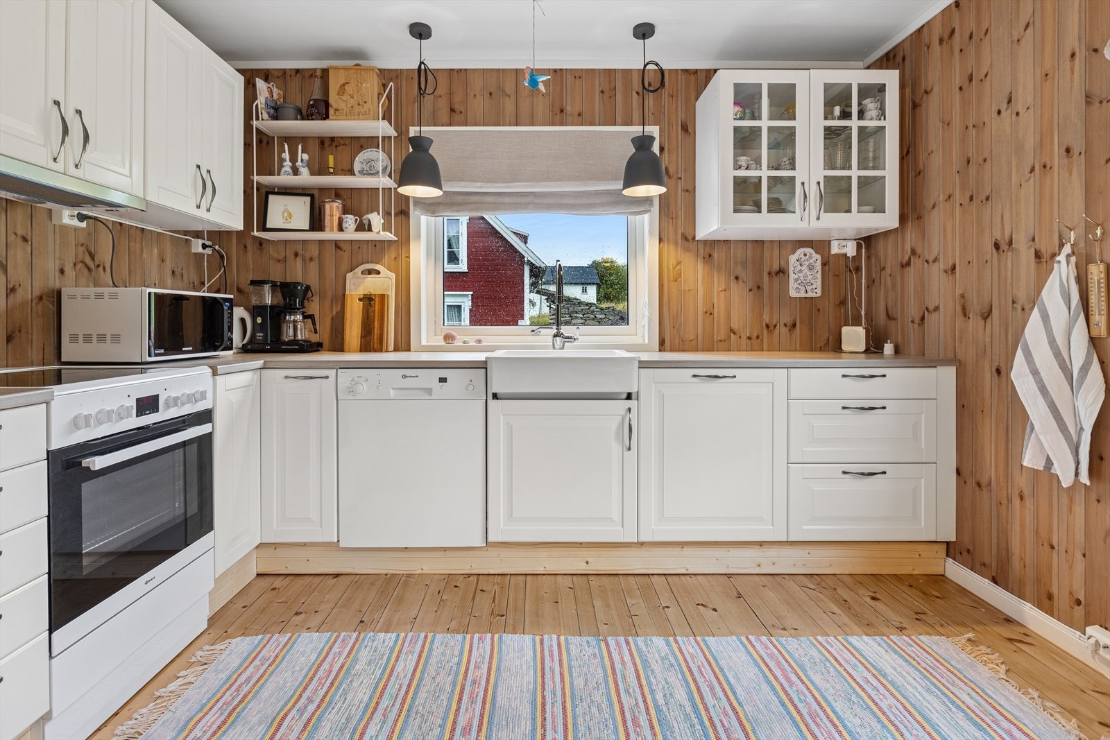 Kjøkkenet ble pusset opp i 2023 med nye hvitevarer som stekeovn, kjøleskap og vifte. Disse medfølger handelen. Galleribilde