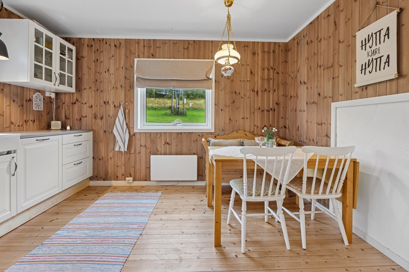 Trivelig kjøkkken med plass til spisegruppe. Gulvet er nylig slipt og det er montert nye trepanel på kjøkken og i gangen. Galleribilde