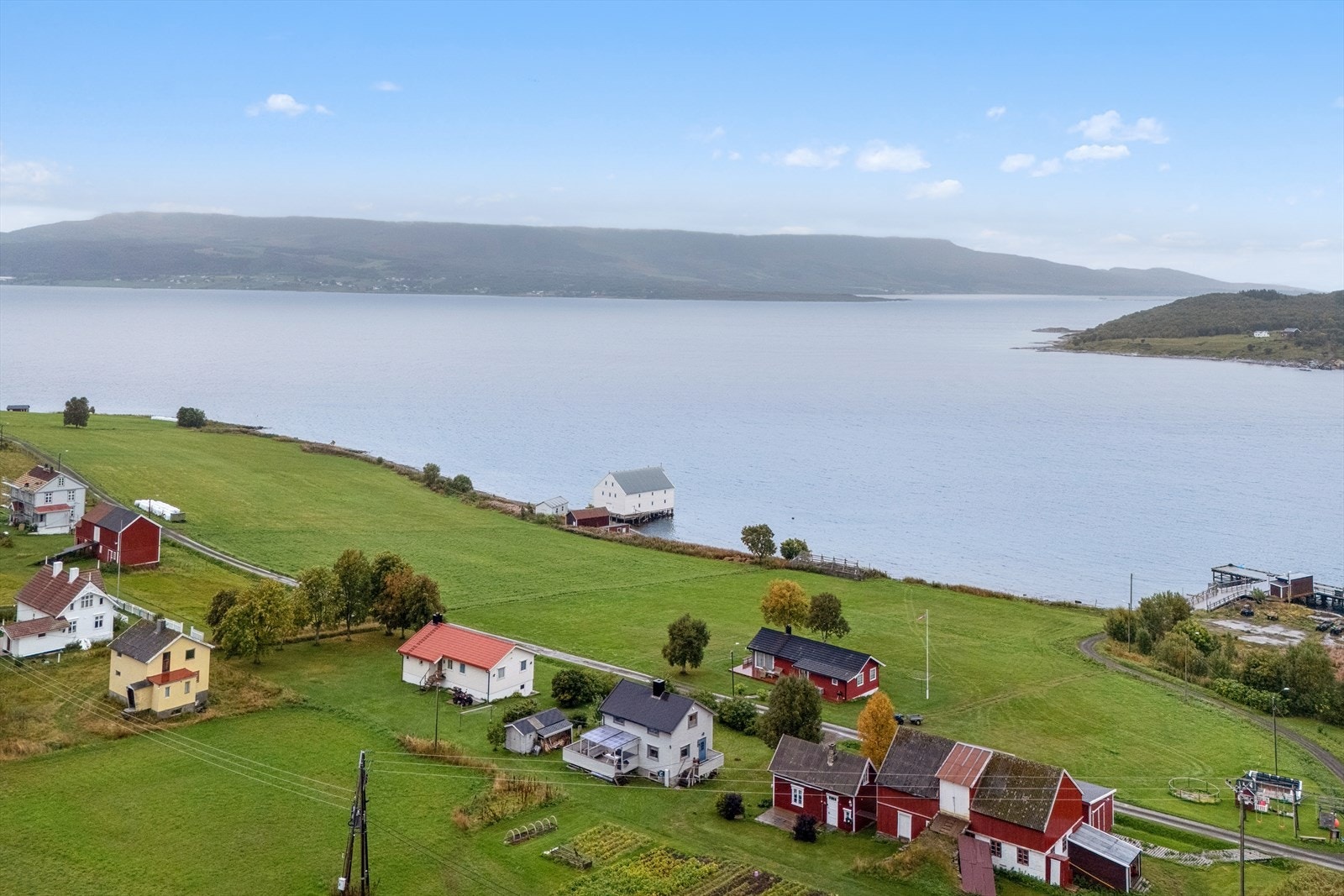 Velkommen til Kjøtta 59 - En idyllisk fritidsbolig over to plan ved havet, kun 15 minutters hurtigbåttur fra Harstad. Her kan du overta huset og inventaret slik det er og flytte rett inn! Galleribilde
