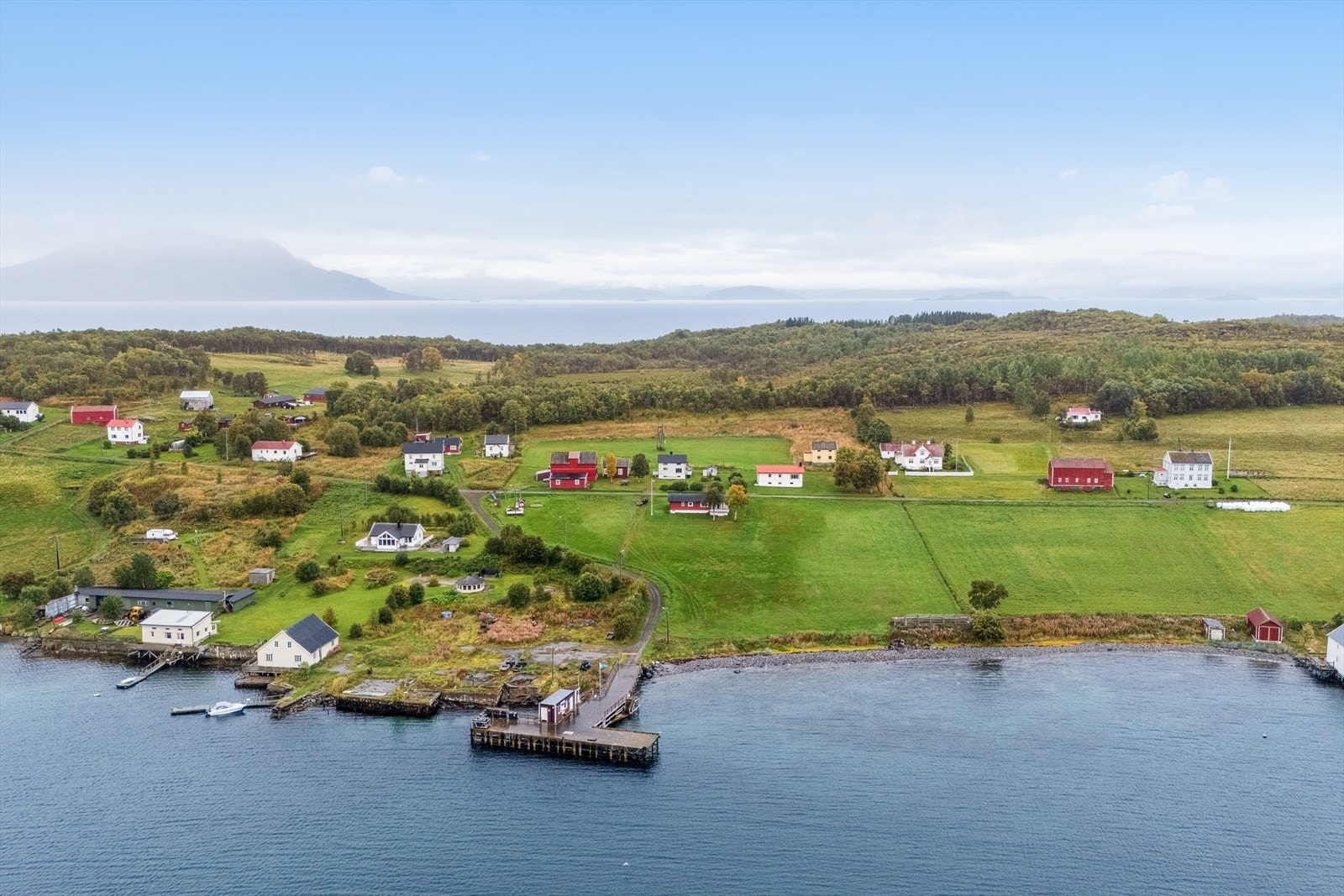 I tillegg er det en aktiv velforening med eget klubbhus, hvor det jevnlig arrangeres sosiale og praktiske aktiviteter. Galleribilde