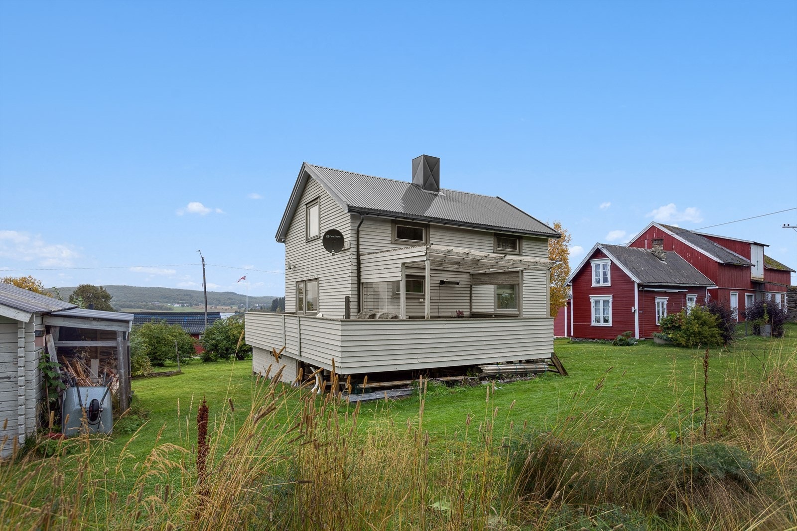 Eiendommen har et utehus med gode oppbevaringsmuligheter. Galleribilde