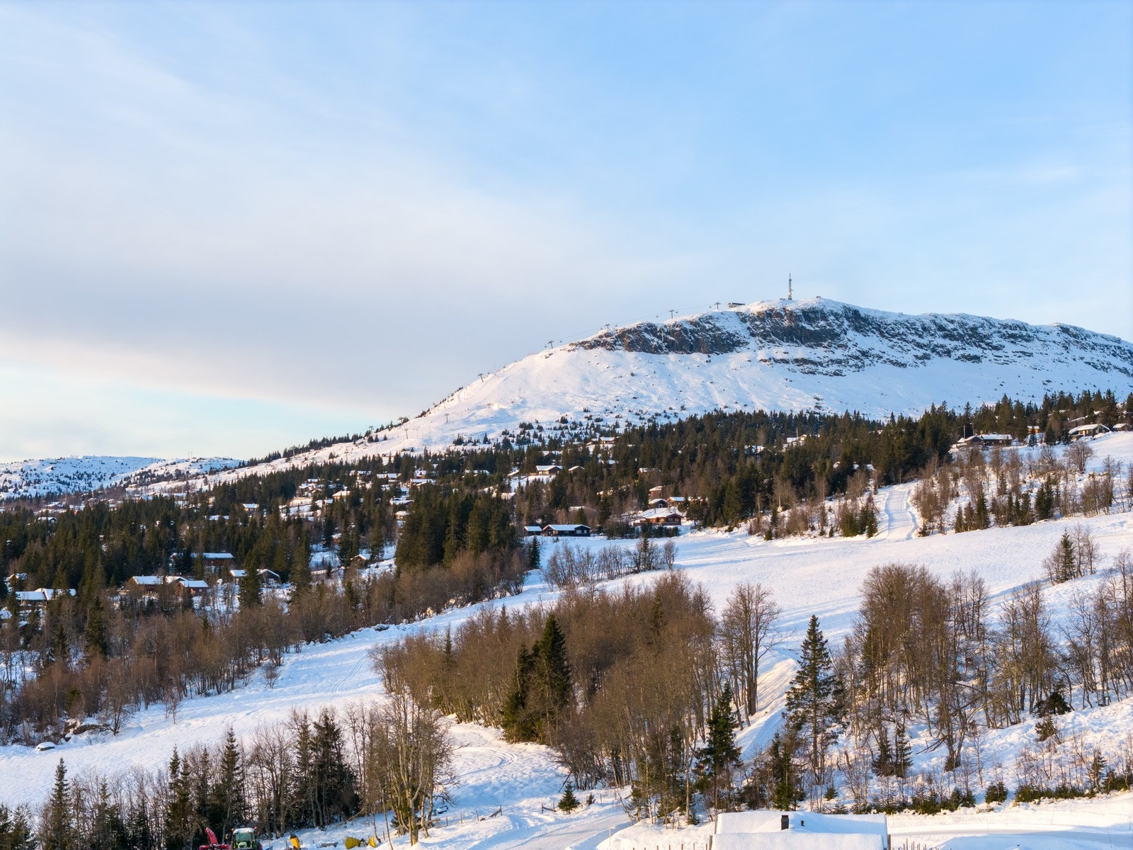 Området er kjent for sin vakre fjellnatur, sitt stabile vinterklima og sitt brede aktivitetstilbud året rundt. Galleribilde