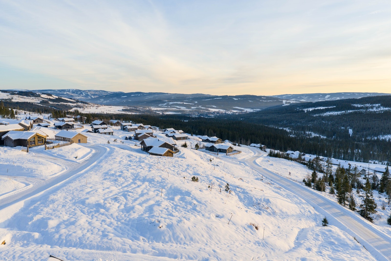 Tomten har en attraktiv intern beliggenhet i feltet - høyt og fritt i terrenget, med flott utsikt over fjellandskapet og meget gode solforhold gjennom store deler av dagen. Galleribilde