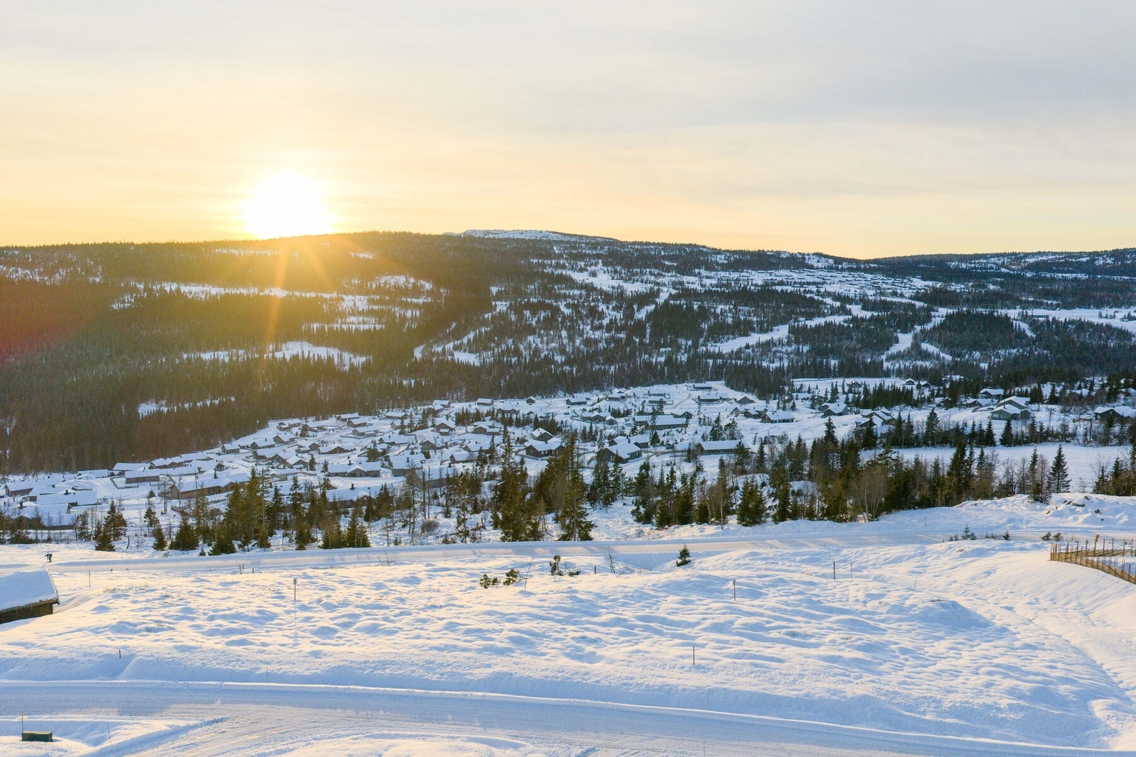 Tomten selges slik den står og kjøper må påregne videre opparbeidelse på egen hånd. Galleribilde