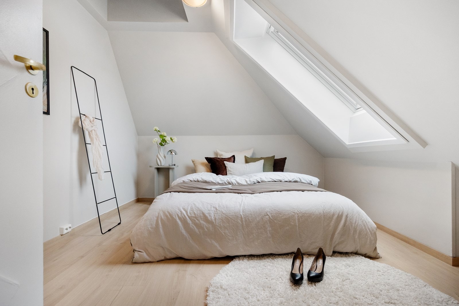 Godt soverom - i tillegg er det hems som kan brukes til lagring eller kanskje en madrass for gjester? Galleribilde