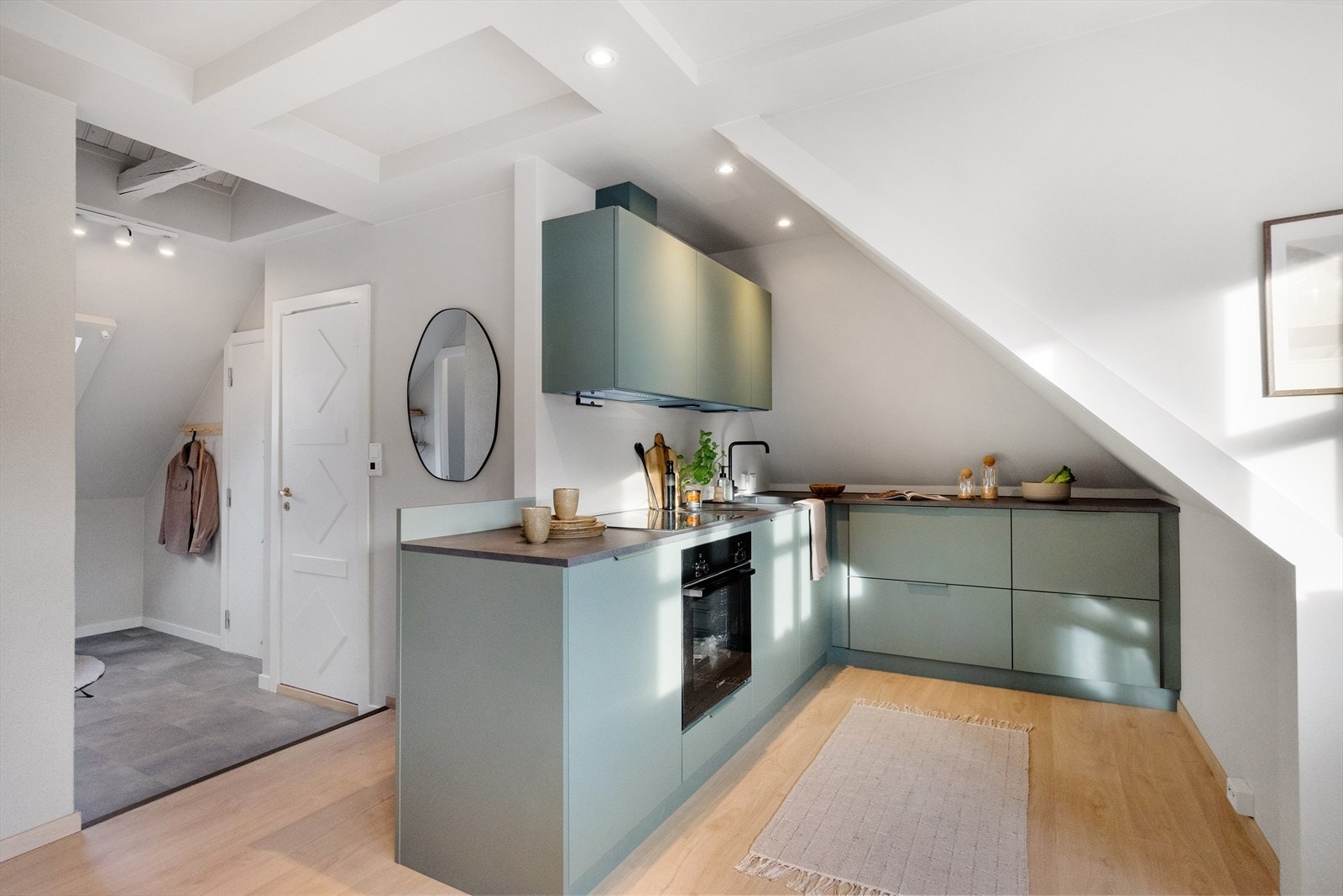 Kjøkken med integrerte hvitevarer som kjøleskap, oppvaskmaskin, komfyr og platetopp. Dette medfølger handelen. Galleribilde