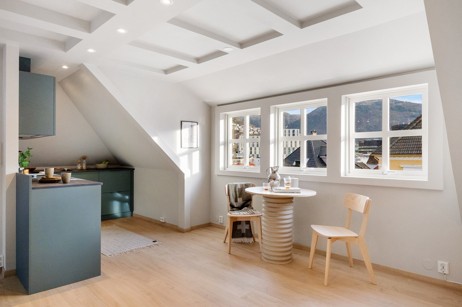 Merk de gode lysforholdene fra stuevinduene. Her har man også utsikt mot Ulriken. Galleribilde