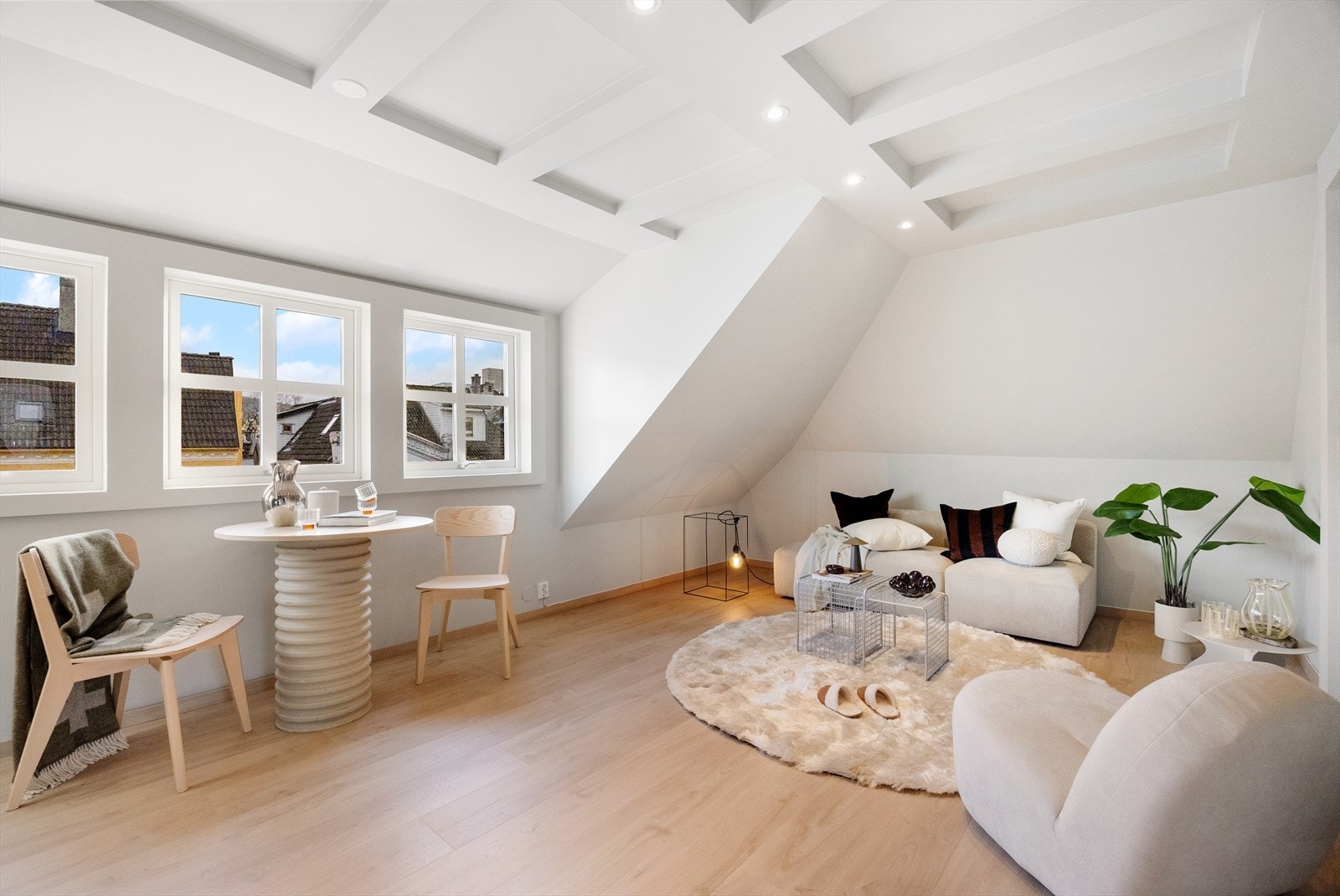 Leiligheten er betydelig modernisert i senere tid med nytt kjøkken, nytt gulv, nyoppussede overflater og bad fra 2020. Galleribilde