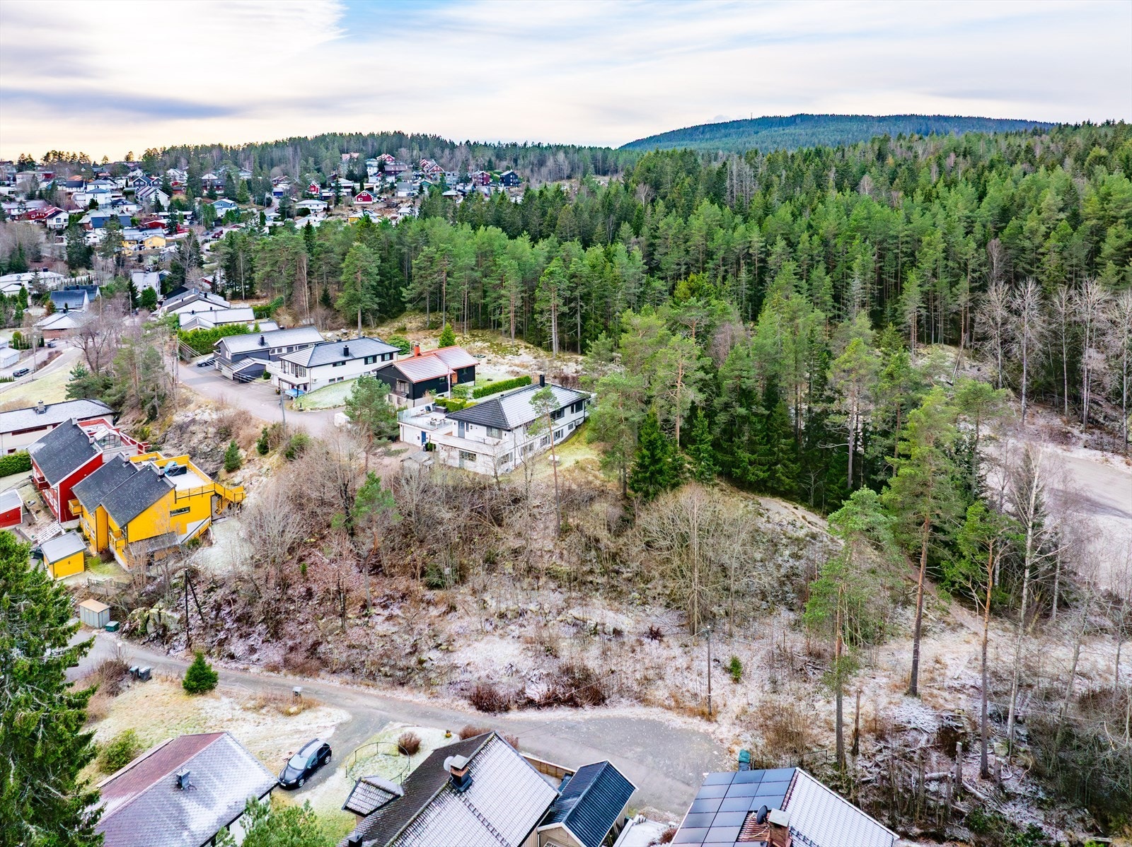 Tomten ligger ved inngangen til vakre Lillomarka med gode tur- og rekreasjonsmuligheter sommer og vinter. Galleribilde