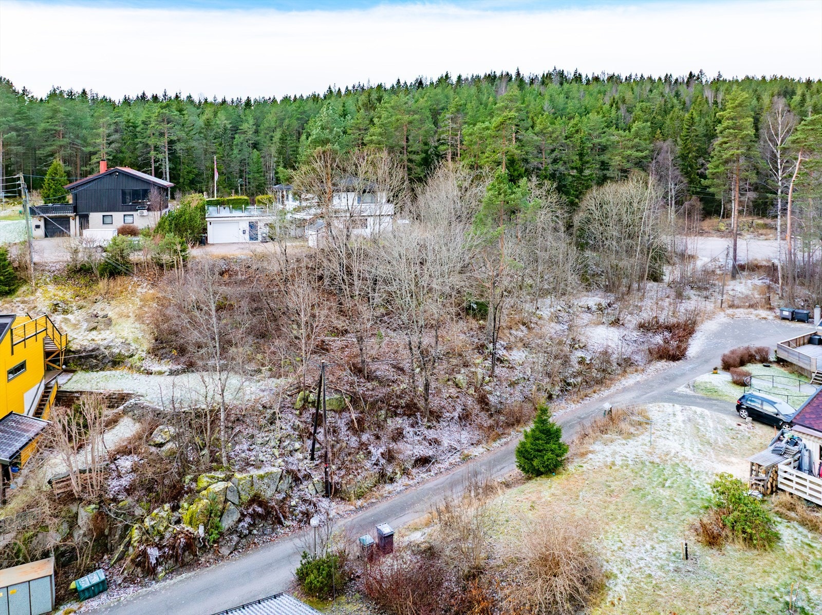 Stor tomt på ca. 1 659 kvm med skrånende terreng mot nordøst. Galleribilde