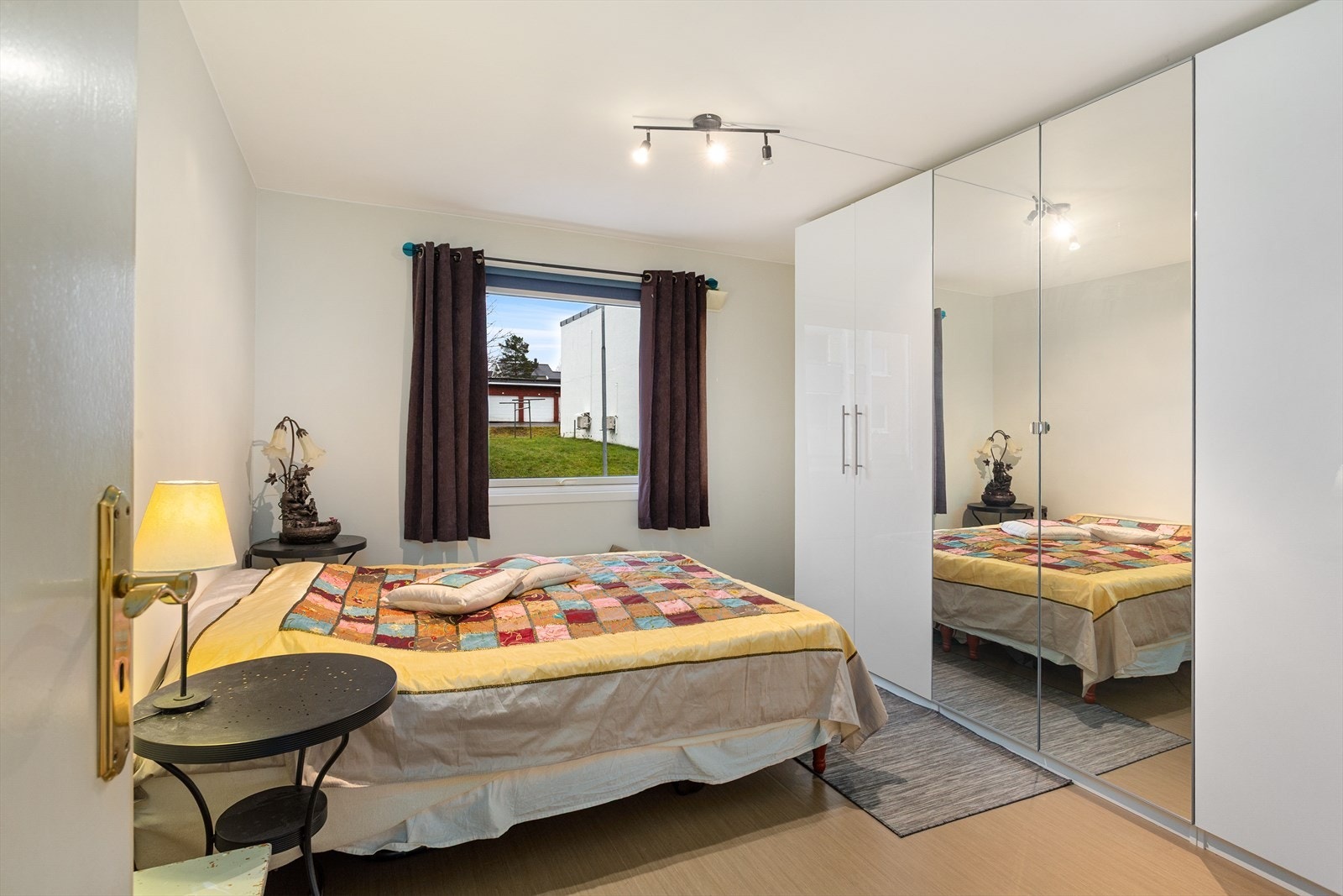 Lys og romslig soverom. Galleribilde